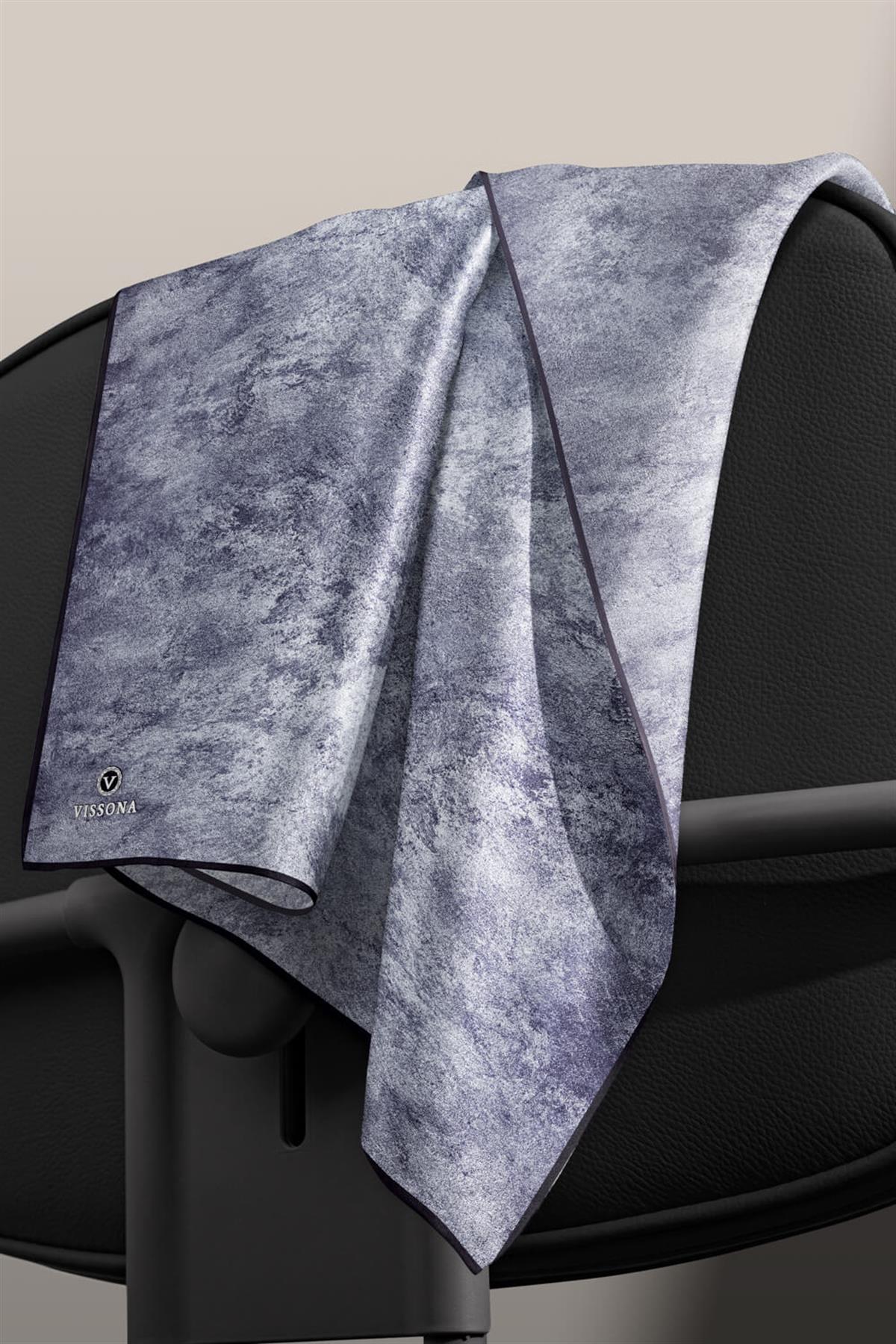 % 57 İPEK % 43 VİSKON Twill İpek Doku Desenli Gümüş Renkli 90x90 Eşarp Dikim Şekli : El Dikişi