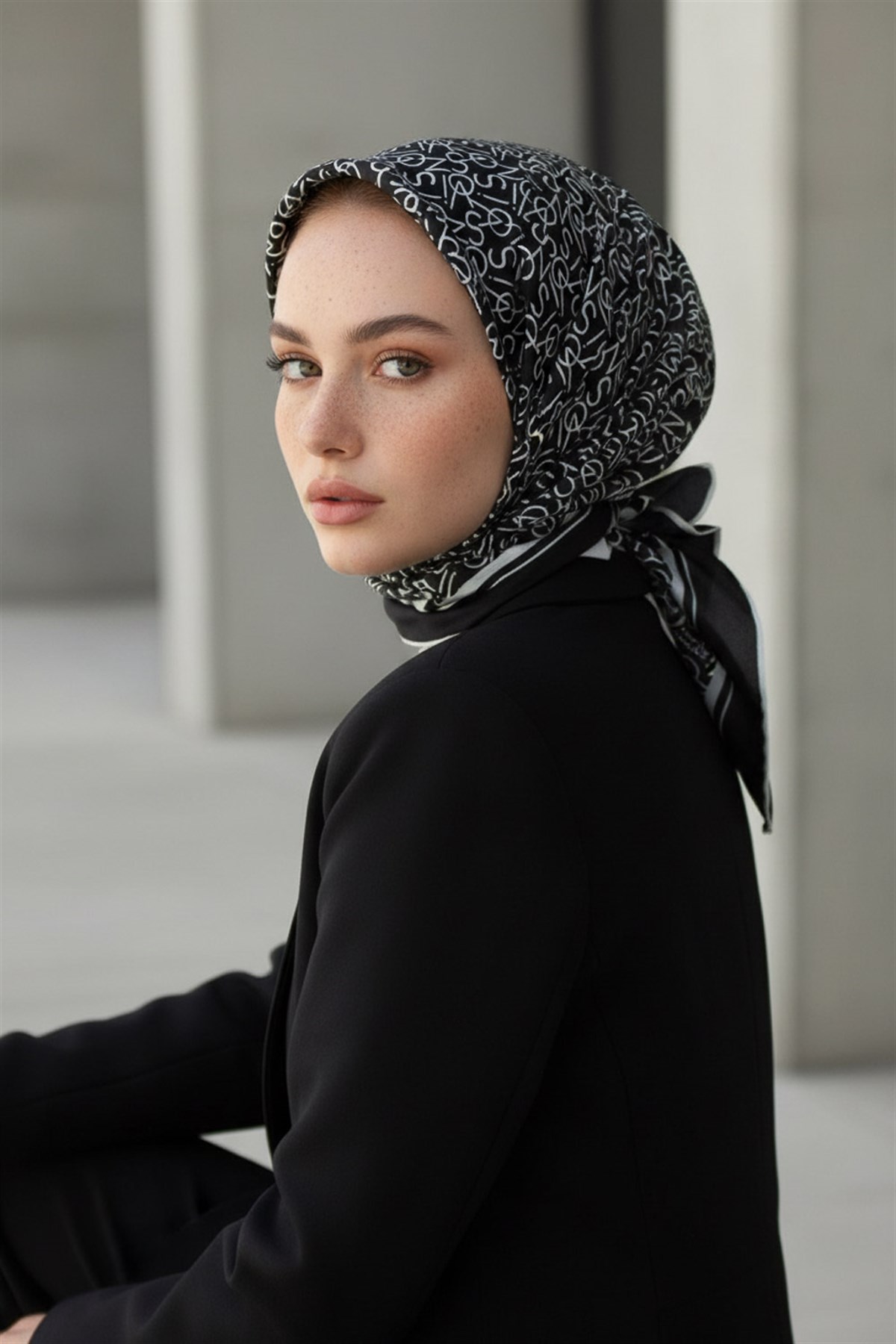 %100 Twill İpek Harf Desenli Siyah - Krem Renkli 90x90 Eşarp Dikim Şekli : El Dikişi