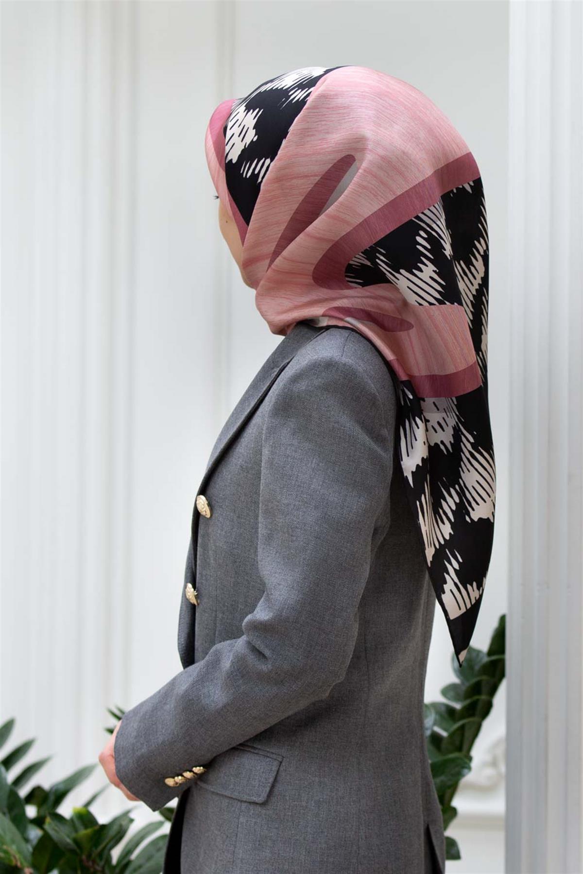 %100 Twill İpek Kazayağı Desenli Pudra - Siyah Renkli 90x90 Eşarp Kenar Dikiş Şekli El Dikişli