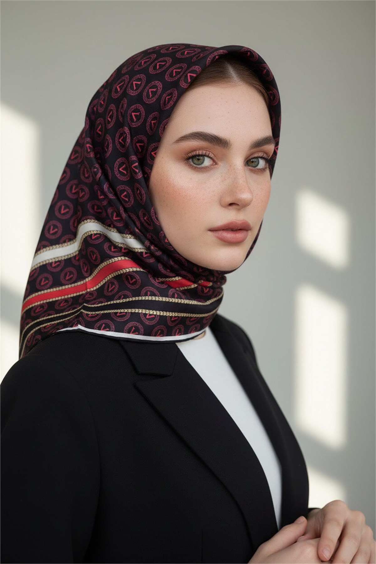%100 Twill İpek Monogram Desenli Siyah - Bordo Renkli 90x90 Eşarp Dikim Şekli : El Dikişi