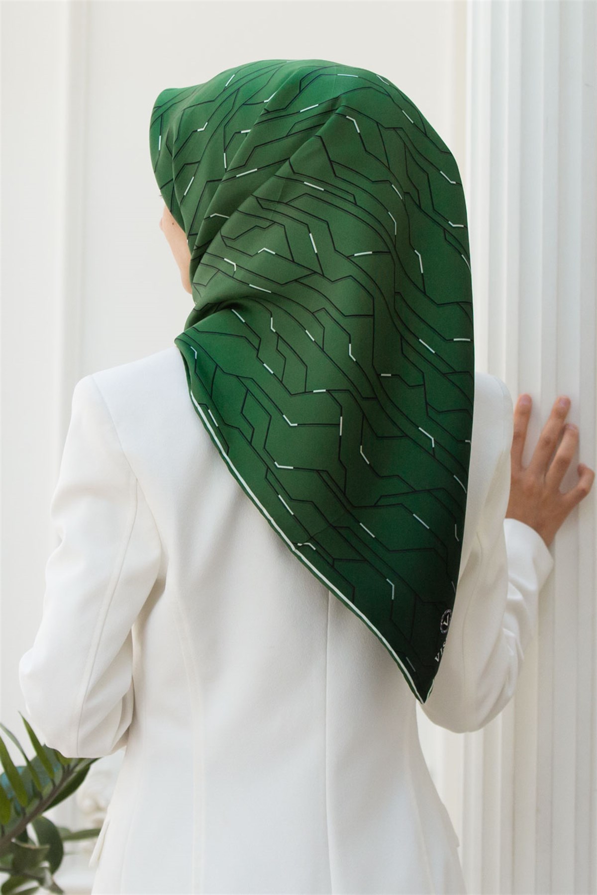 %100 Twill İpek Geometrik Desenli Zümrüt Yeşili Renkli 90x90 Eşarp Dikim Şekli : El Dikişi