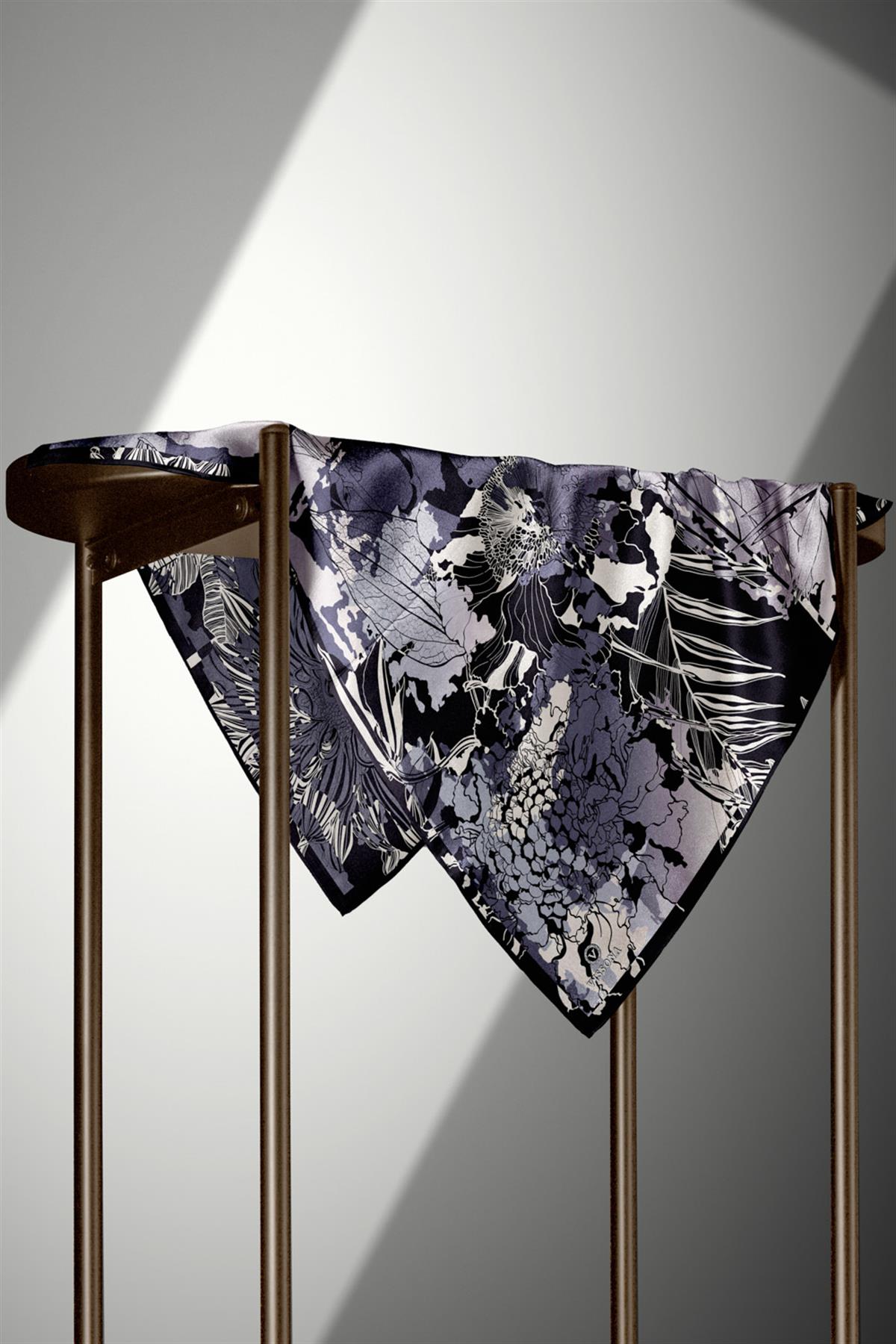 %100 Twill İpek Yaprak Desenli Gri - Siyah Renkli 90x90 Eşarp Dikim Şekli : El Dikişi