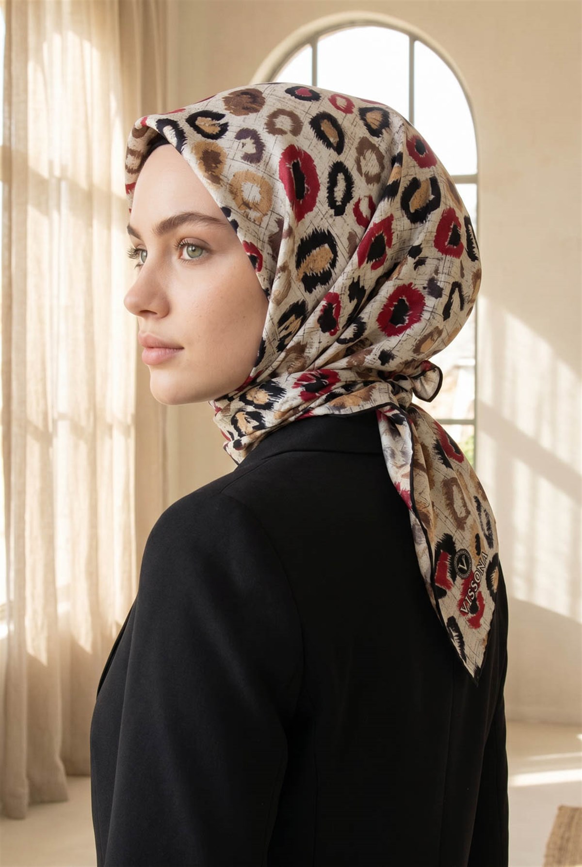 %100 Twill İpek Renkli Leopari Desenli Kırmızı - Siyah Renkli 90x90 Eşarp Kenar Dikiş Şekli El Dikişli