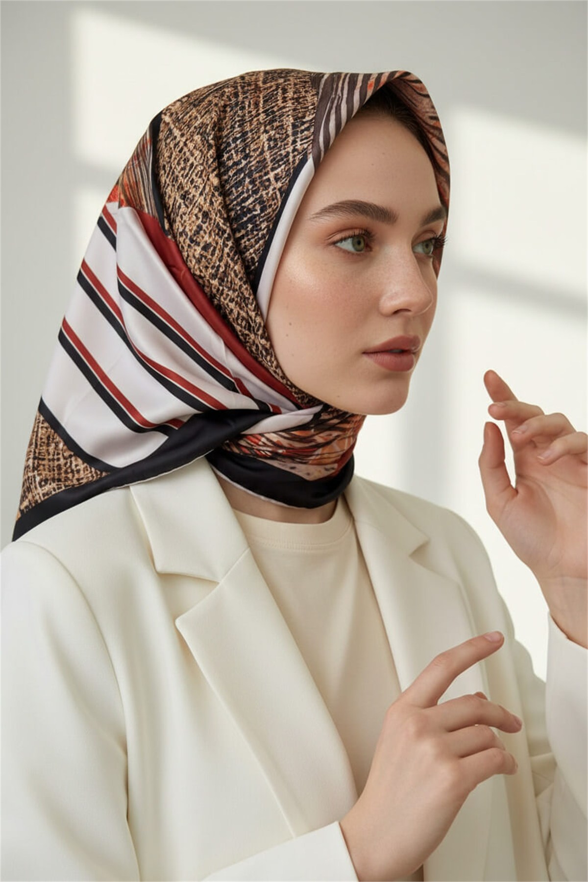 Twill Dalgalı Geometrik Desenli Taba Renkli 90x90 Eşarp (İpek İçermez) Kenar Dikiş Şekli El Dikişli