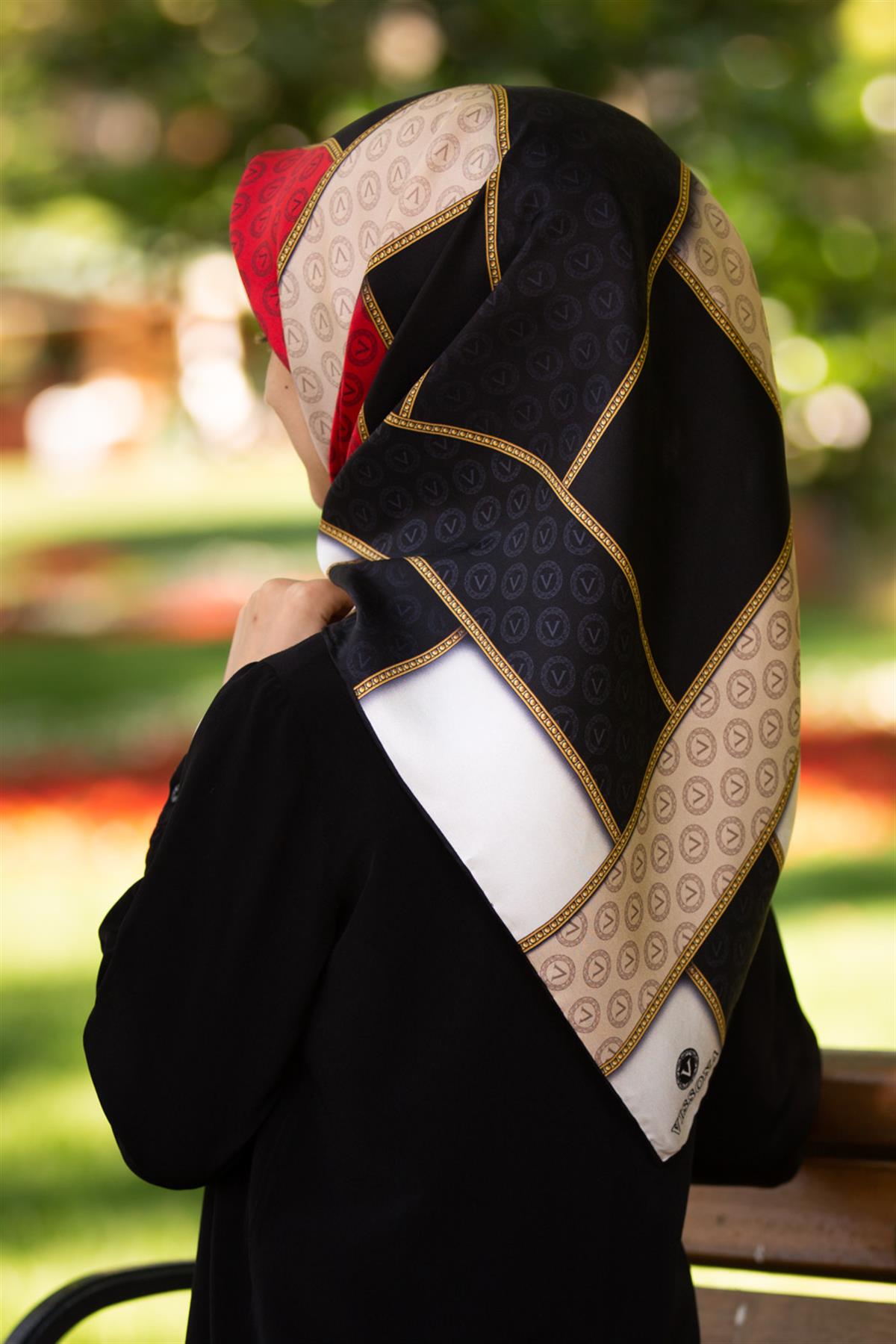 %100 Twill İpek Geometrik Desenli Siyah - Kırmızı Renkli 90x90 Eşarp Dikim Şekli : El Dikişi