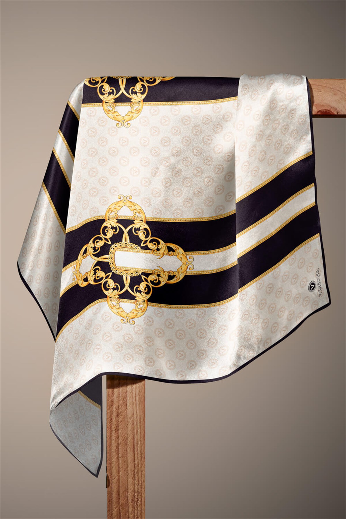 %100 Twill İpek Monogramlı Ve Barok Desenli Siyah - Krem Renkli 90x90 Eşarp Dikim Şekli : El Dikişi