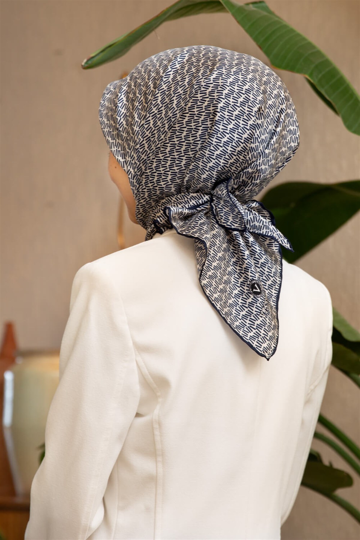 %100 Twill İpek Çizgi Desenli Krem - Lacivert Renkli 90x90 Eşarp Dikim Şekli : El Dikişi