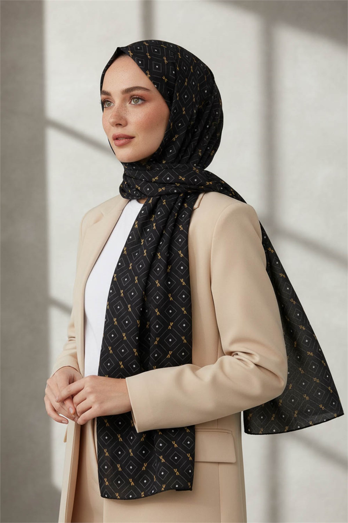 KREP GEOMETRİK DESENLİ SİYAH - GOLD RENKLİ 75X195 KIRIŞMAZ ŞAL