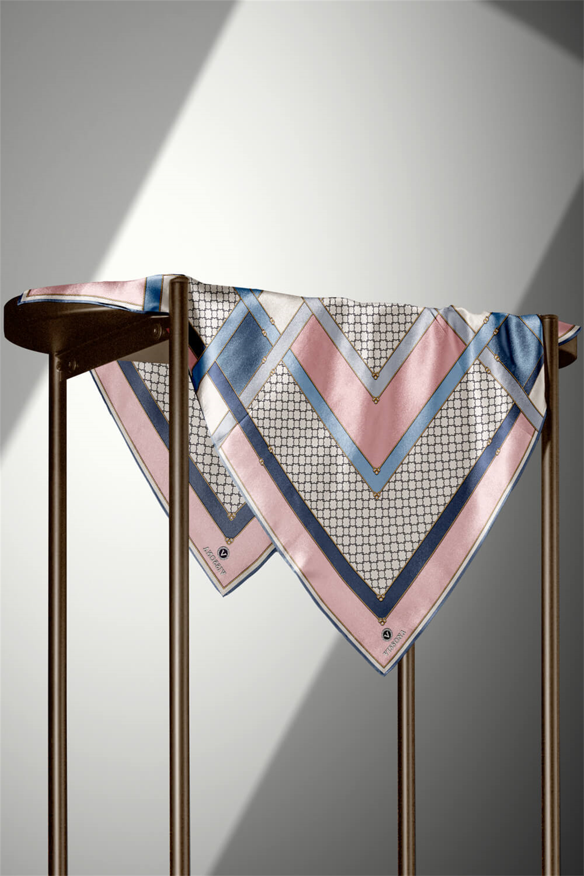 %100 Twill İpek Geometrik Desenli Pudra - Bebe Mavisi Renkli 90x90 Eşarp Dikim Şekli : El Dikişi