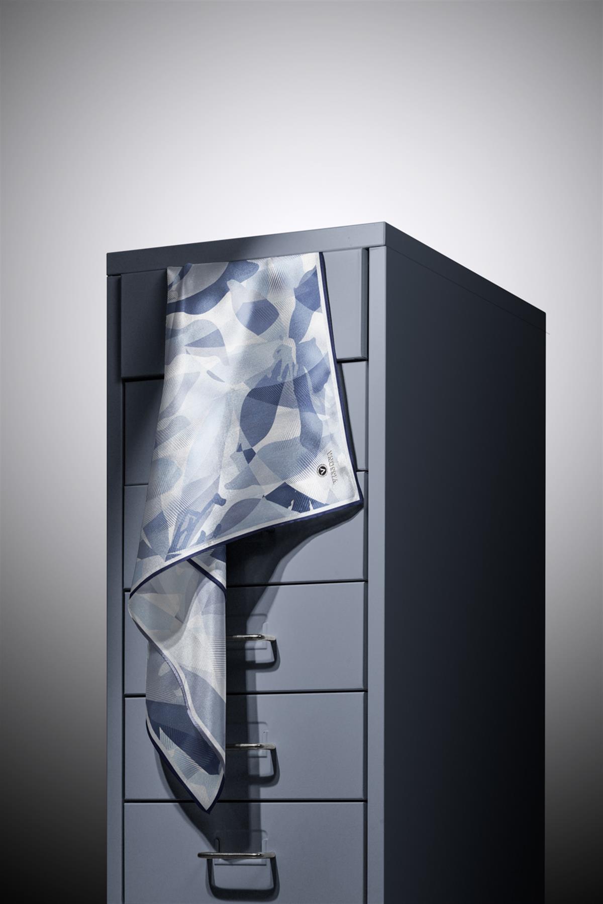 %100 Twill İpek Çiçek Desenli Bebe Mavisi - İndigo Renkli 90x90 Eşarp Dikim Şekli : El Dikişi