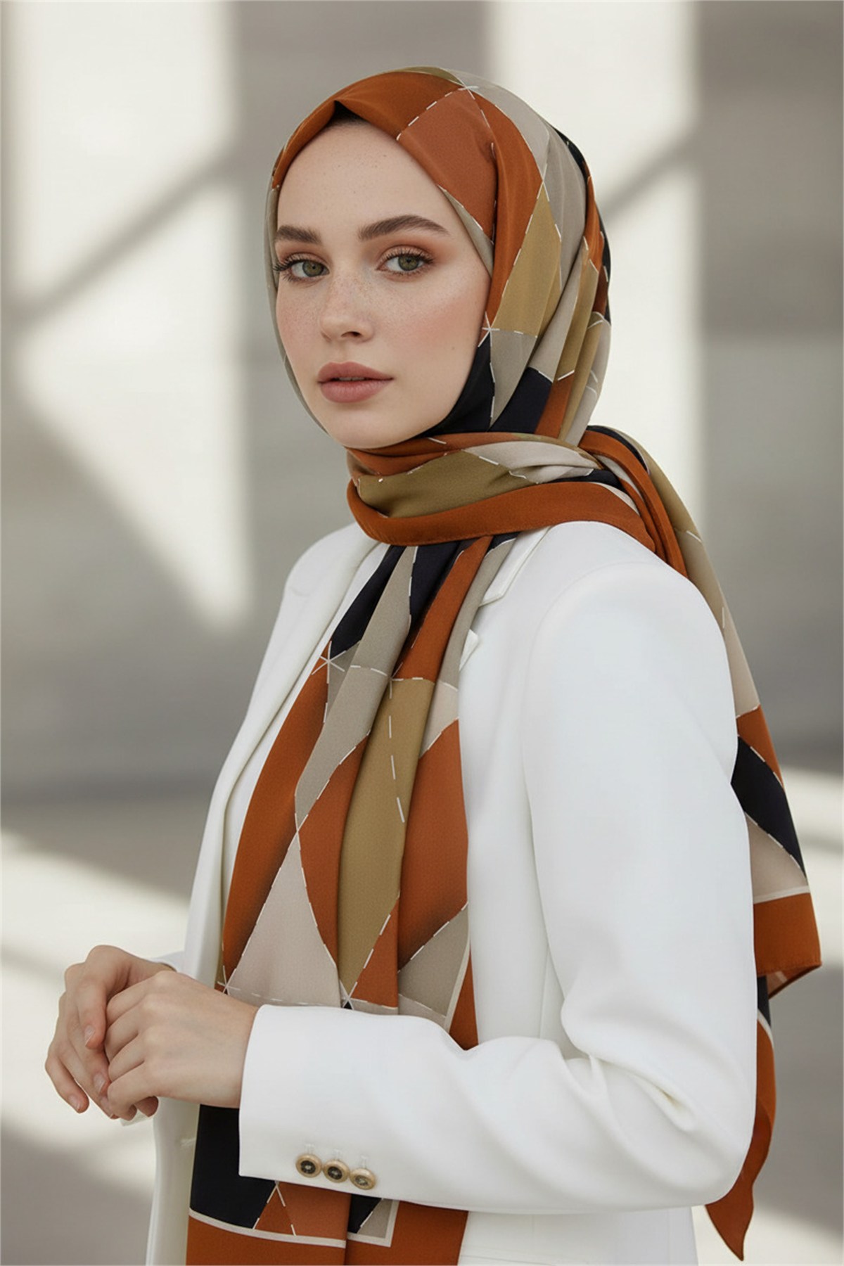 KREP ÜÇGEN YAMA DESENLİ TABA RENKLİ 75X195 KIRIŞMAZ ŞAL