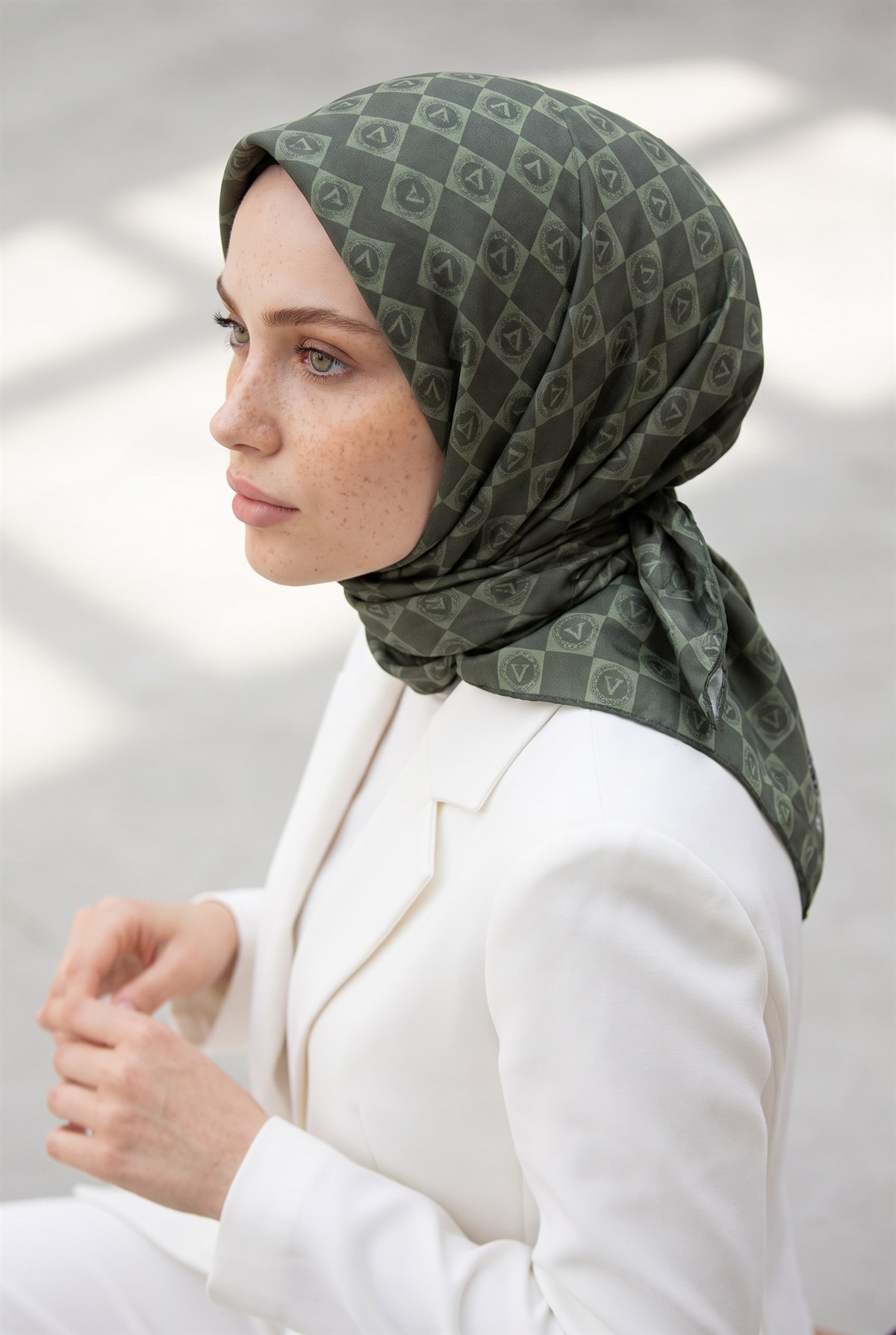 %100 Twill İpek Monogram Desenli Haki Renkli 90x90 Eşarp Dikim Şekli : El Dikişi