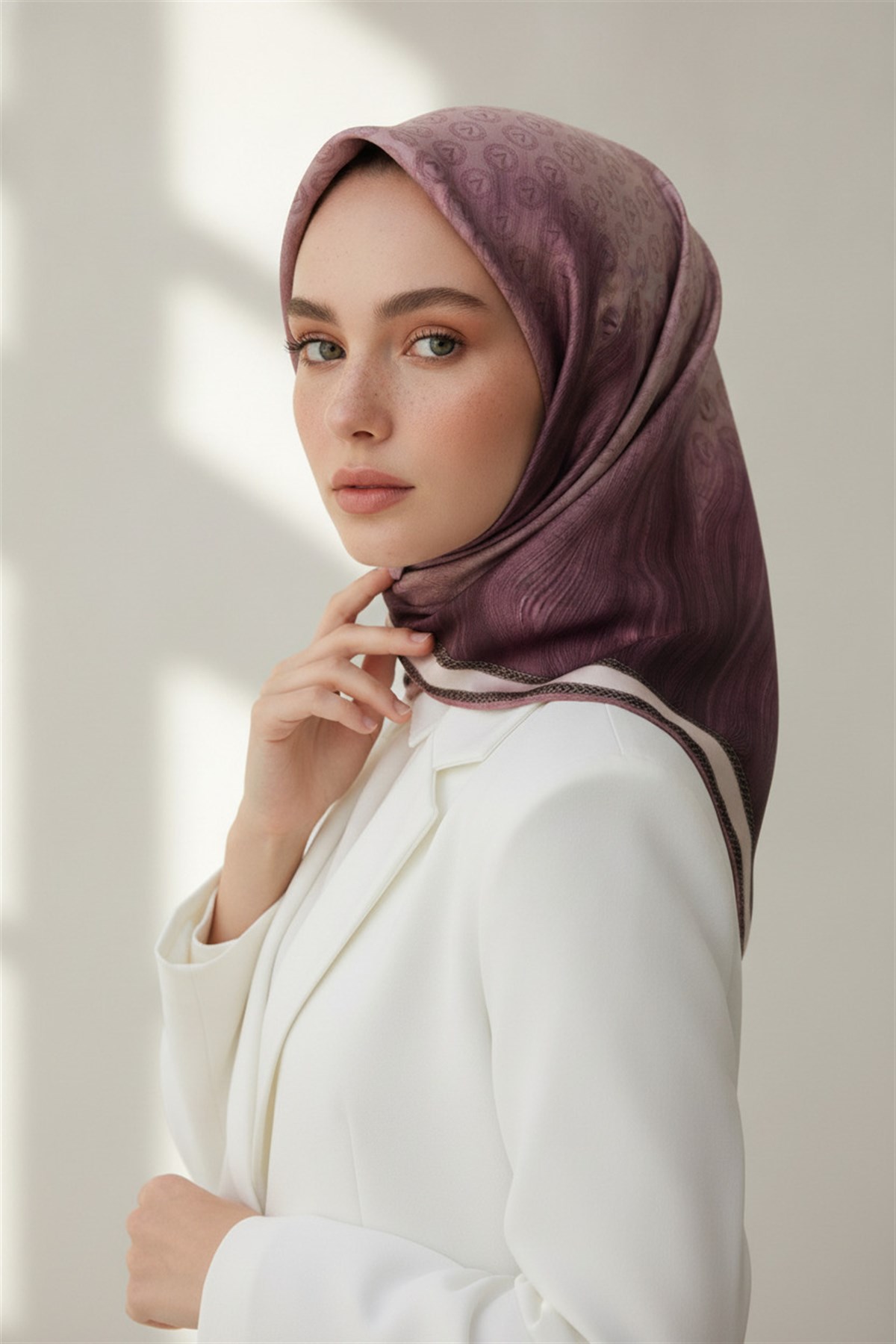 % 57 İPEK % 43 VİSKON Twill İpek Monogram Desenli Pudra Renkli 90x90 Dikim Şekli : El Dikişi Eşarp