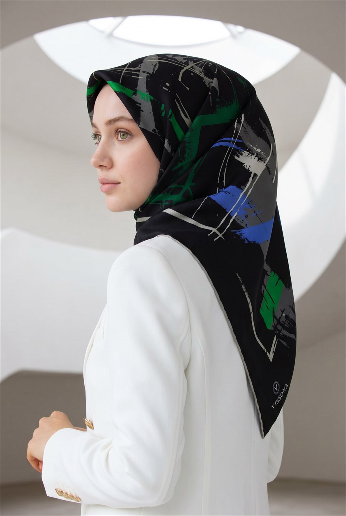 %57 İPEK %43 VİSKON Twill İpek Geometrik Desenli Saks - Zümrüt Yeşili Renkli 90x90 Eşarp Dikim Şekli : El Dikişi