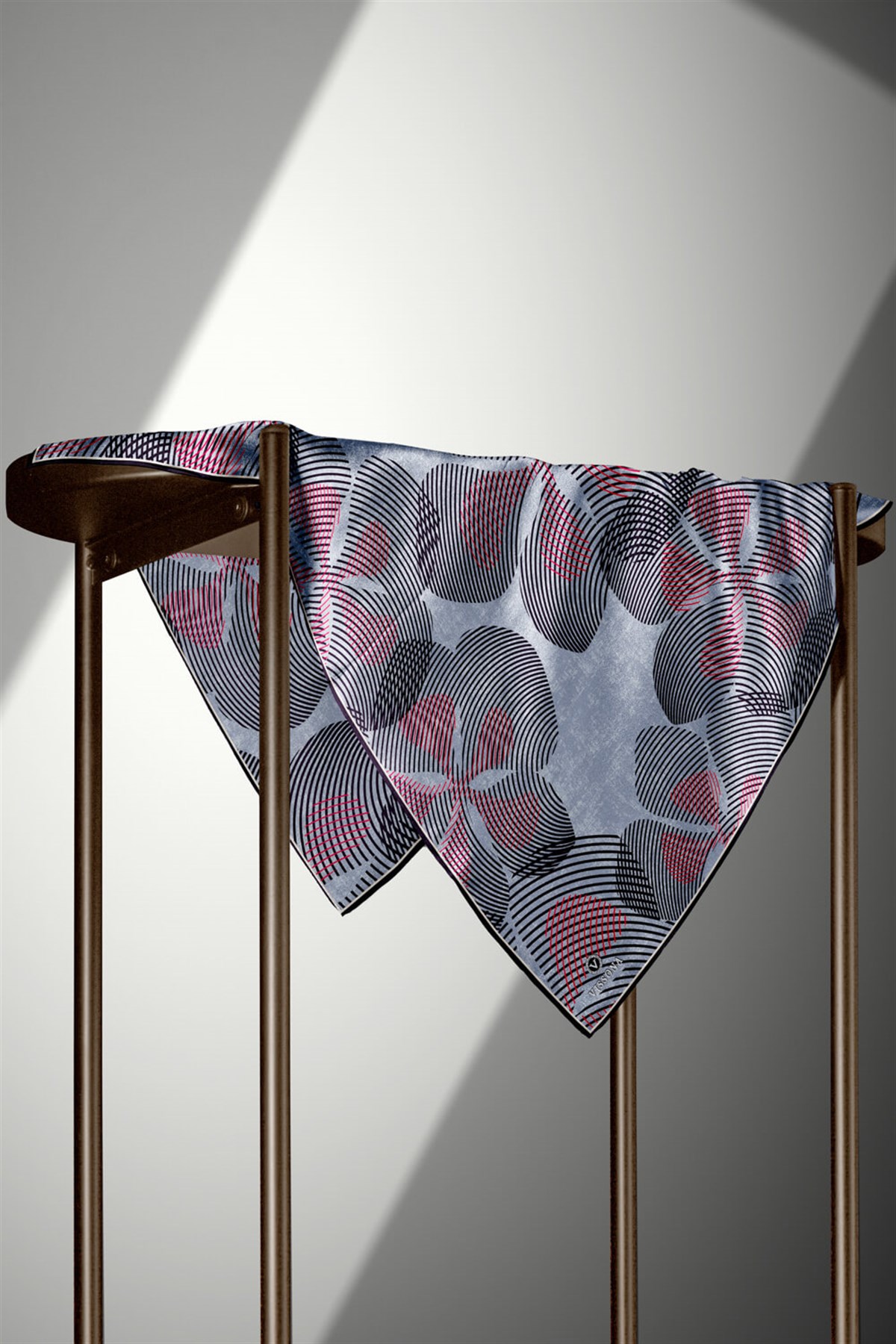 %100 Twill İpek Çizgili Çiçek Desenli Siyah - Kırmızı Renkli 90x90 Eşarp Dikim Şekli : El Dikişi