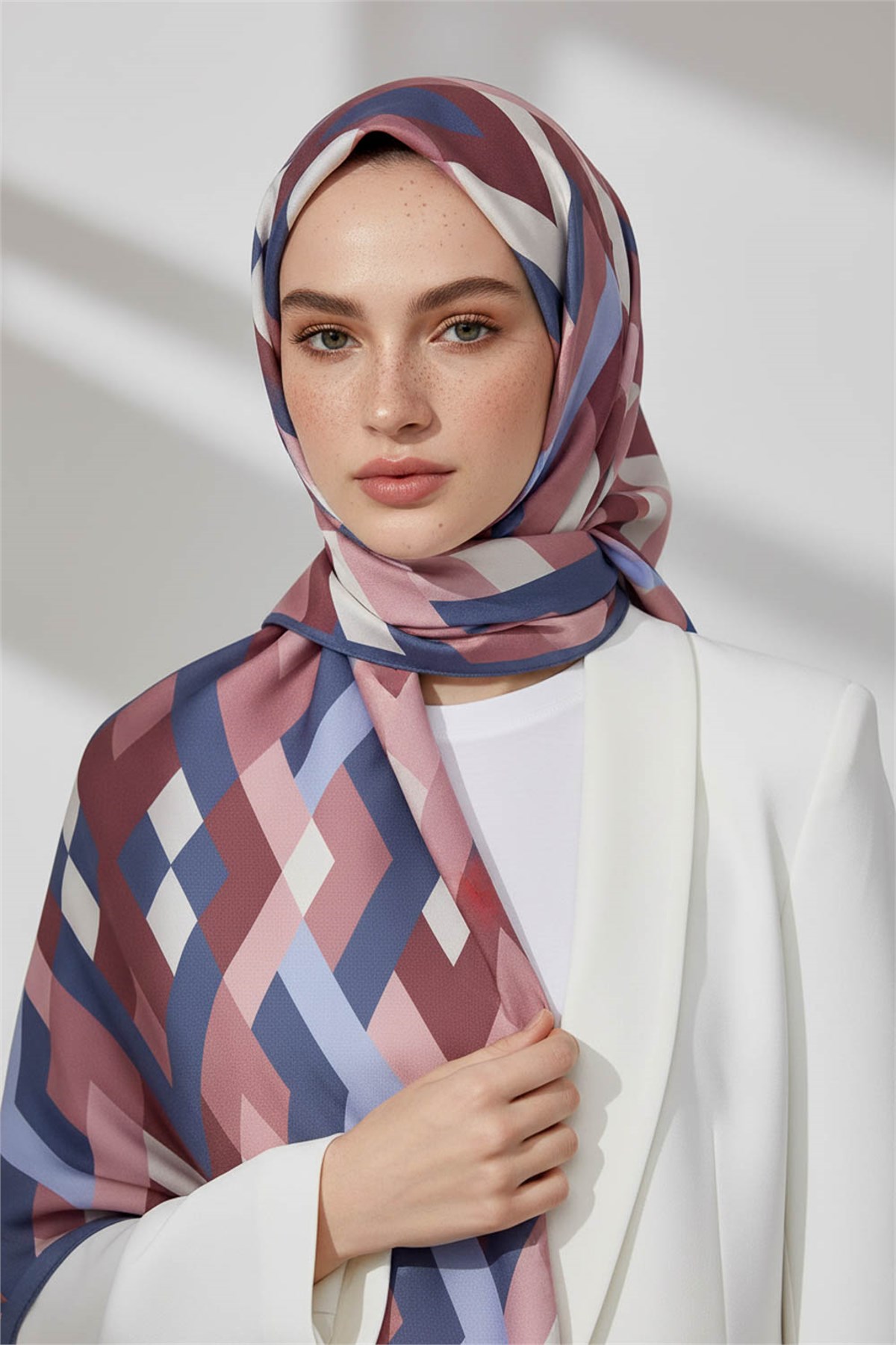 KREP GEOMETRİK DESENLİ PUDRA - İNDİGO RENKLİ 75X195 KIRIŞMAZ ŞAL