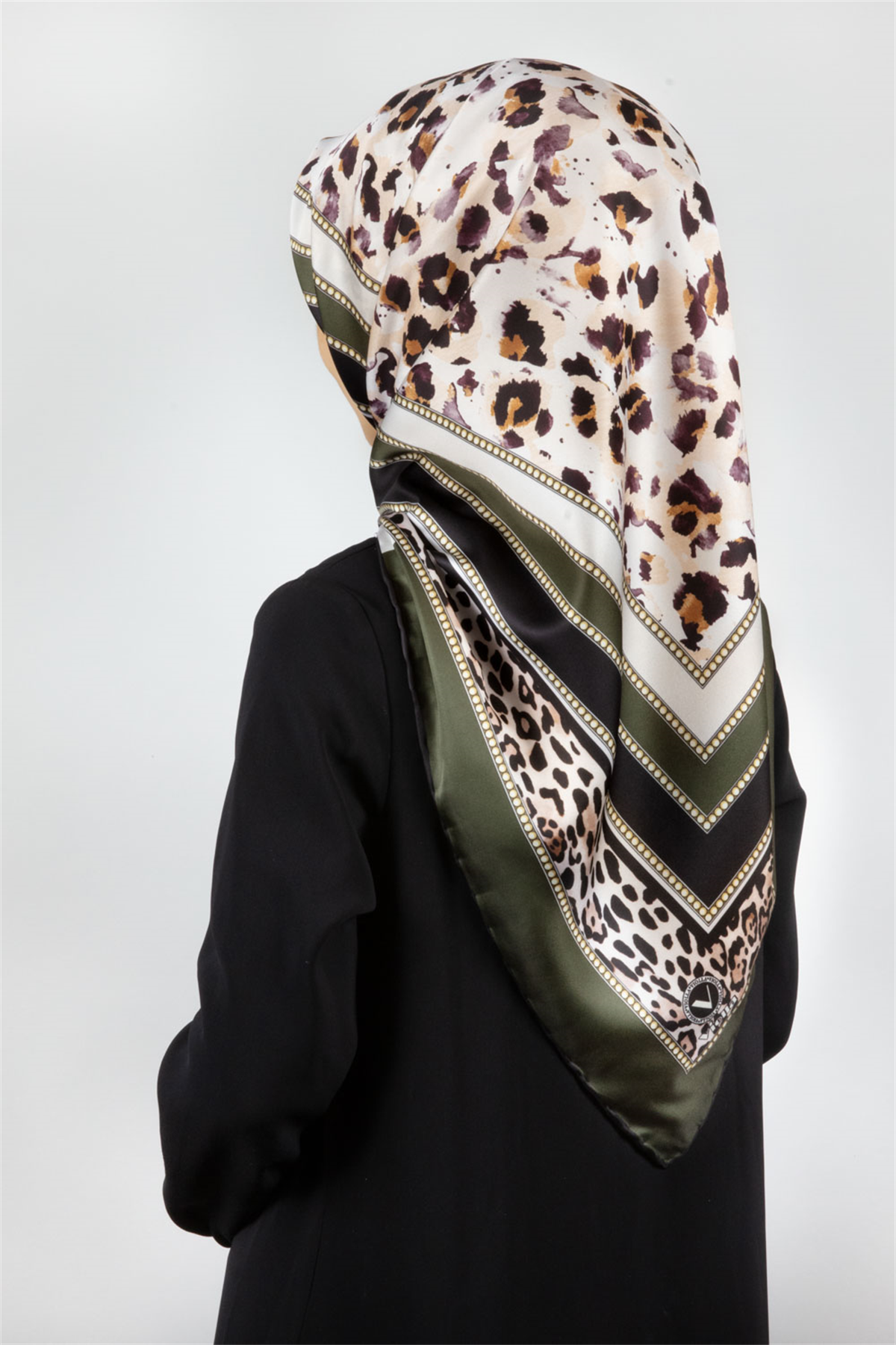 Twill Kemerli ve Leopar Desenli Zümrüt Yeşili Renkli 90x90 Eşarp (İpek İçermez) Dikim Şekli : El Dikişi