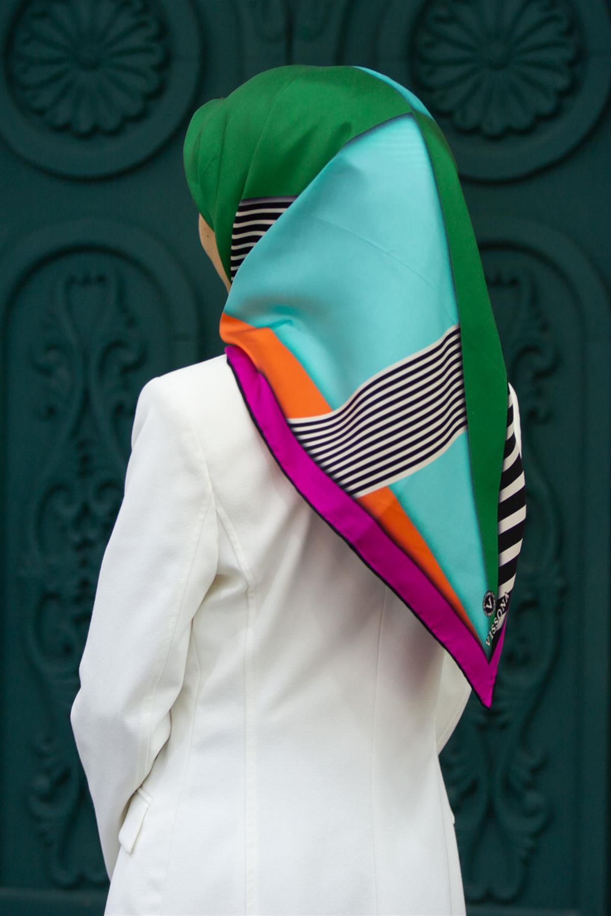 %100 Twill İpek Çizgili ve Geometrik Desenli Zümrüt Yeşili - Fuşya Renkli 90x90 Eşarp Dikim Şekli : El Dikişi