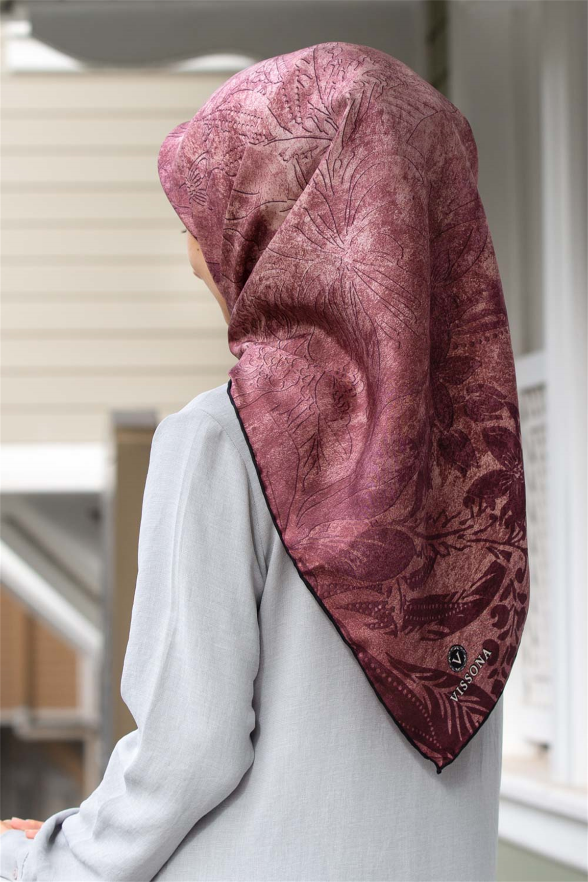 % 57 İpek % 43 Viskon Twill İpek Degradeli Yaprak  Desenli Pudra Renkli 90x90 Eşarp Dikim Şekli : El Dikişi