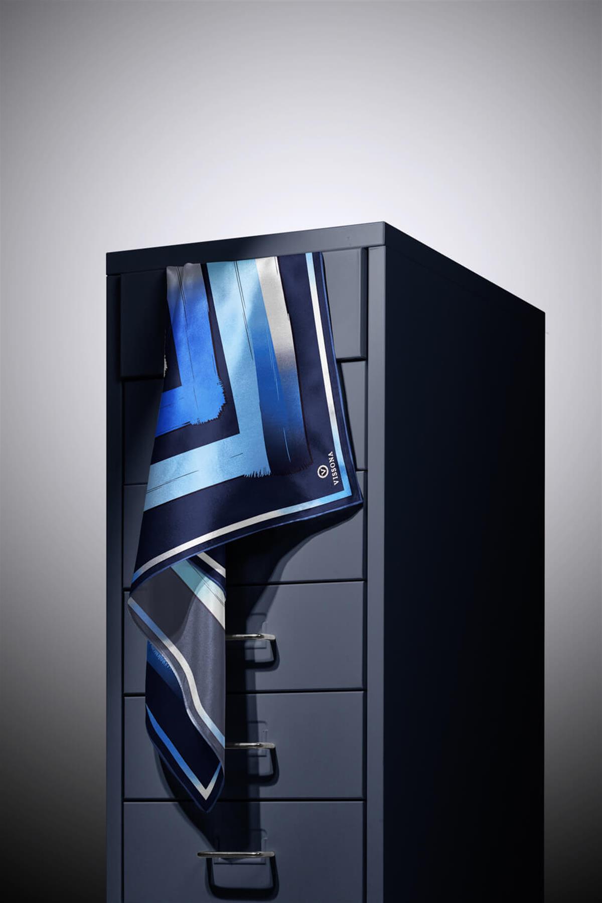 %100 Twill İpek Geometrik Fırça İzi Desenli Lacivert - Saks Renkli 90x90 Eşarp Dikim Şekli : El Dikişi