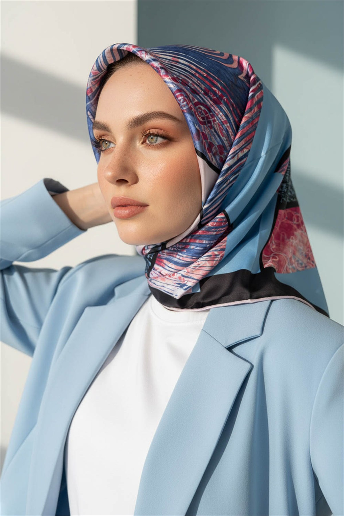 Twill Dalgalı Geometrik Desenli Petrol Mavisi Renkli 90x90 Eşarp (İpek İçermez) Kenar Dikiş Şekli El Dikişli