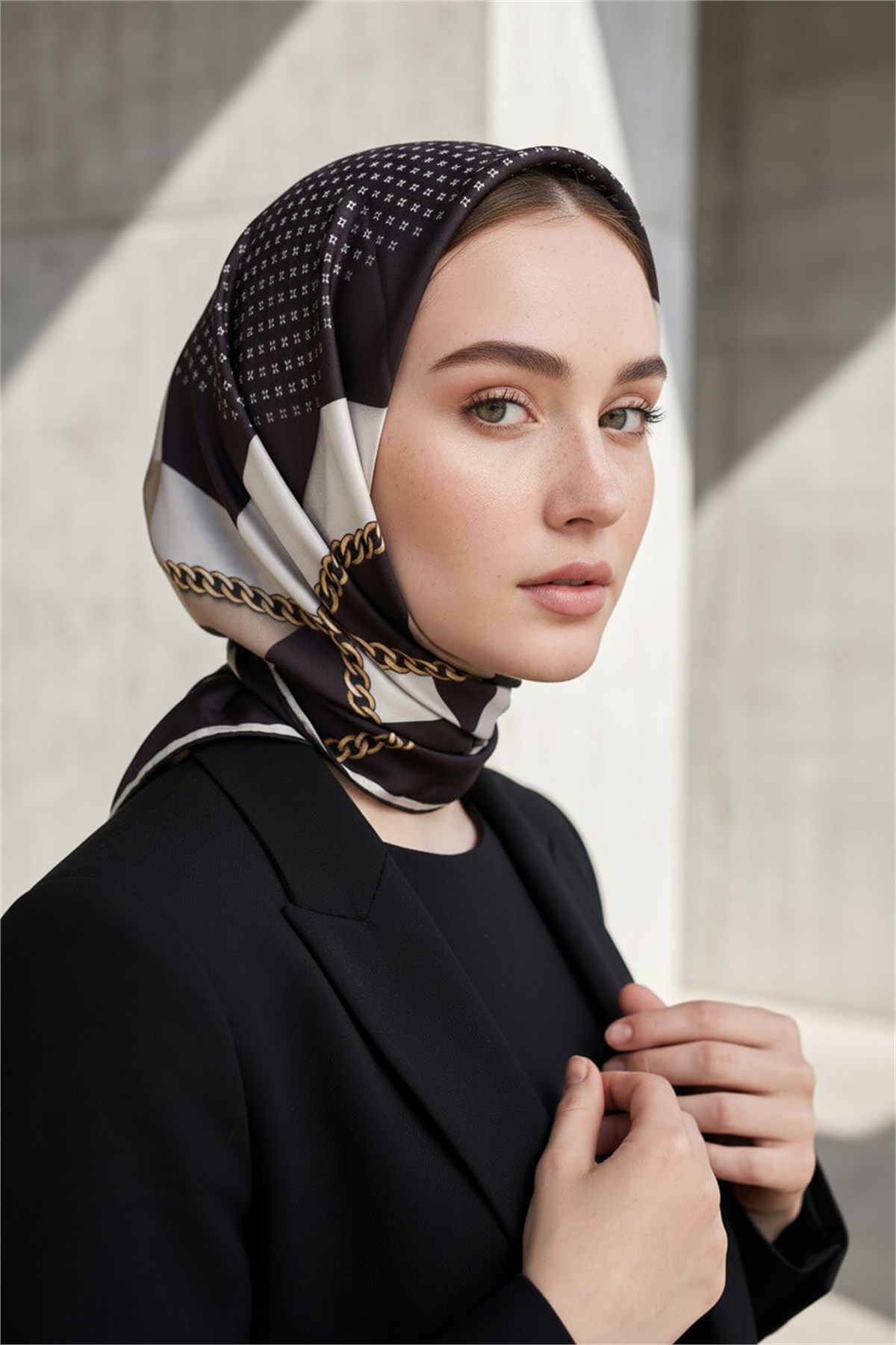 %100 Twill İpek Geometrik Desenli Siyah - Krem Renkli 90x90 Eşarp Dikim Şekli : El Dikişi
