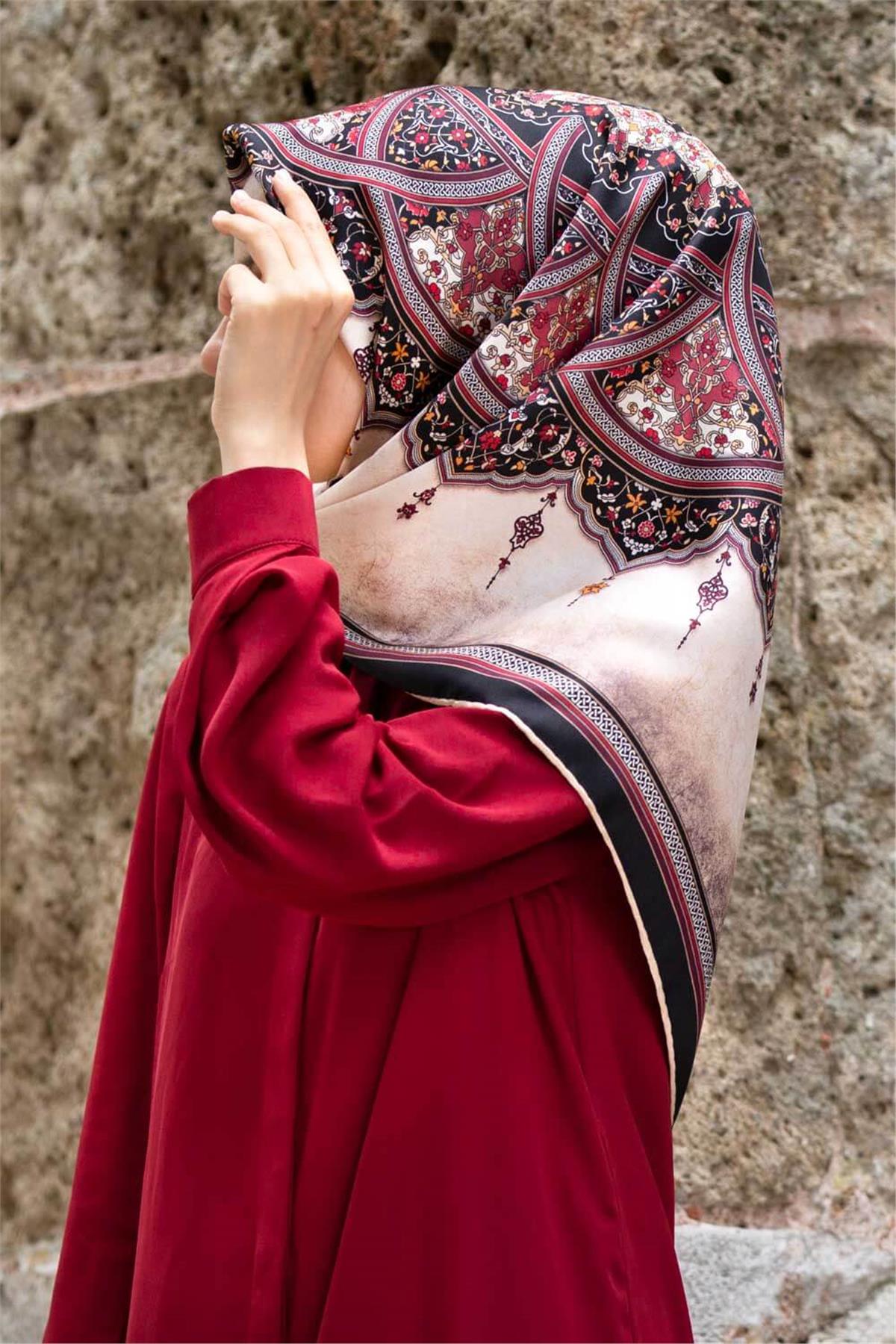 %100 Twill İpek Şal Desenli Siyah - Bordo Renkli 90x90 Eşarp Dikim Şekli : El Dikişi