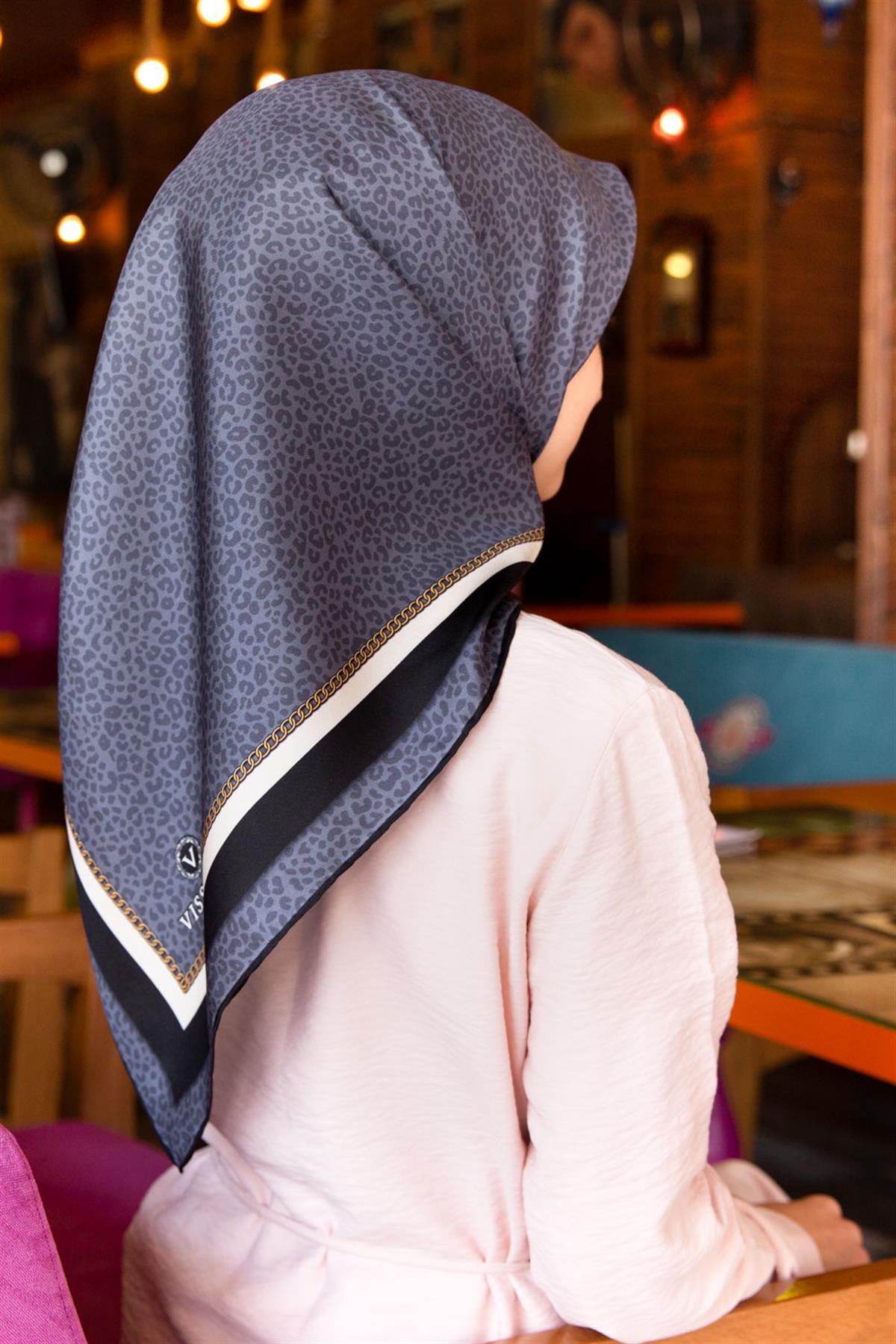 %100 Twill İpek Leopar Desenli Gri Renkli 90x90 Eşarp Dikim Şekli : El Dikişi