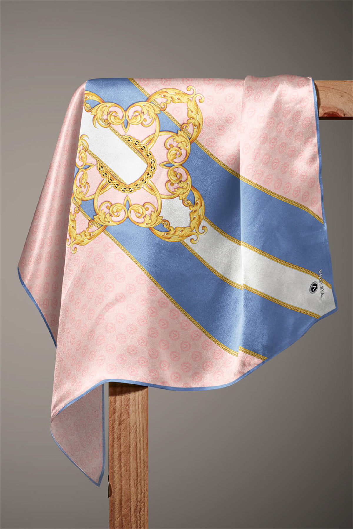 %100 Twill İpek Monogram Ve Barok Desenli Bebe Mavisi - Pudra Renkli 90x90 Eşarp Dikim Şekli : El Dikişi
