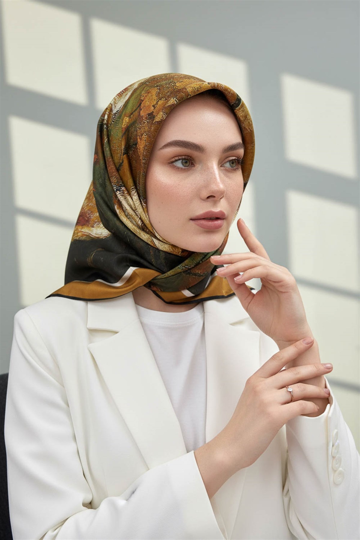 %100 Twill İpek Yağlı Boya Çiçek Desenli Bej - Haki Renkli 90x90 Eşarp Dikim Şekli : El Dikişi