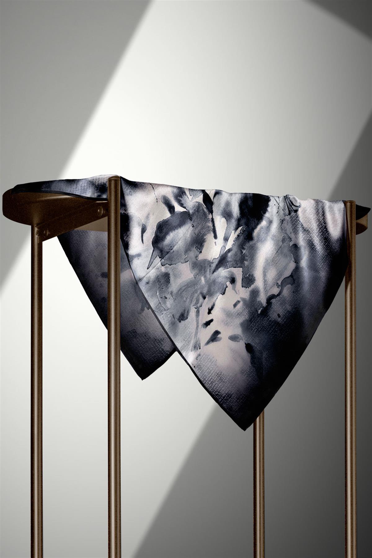 %100 Twill İpek Suluboya Çiçek Desenli Gri - Siyah Renkli 90x90 Eşarp Dikim Şekli : El Dikişi