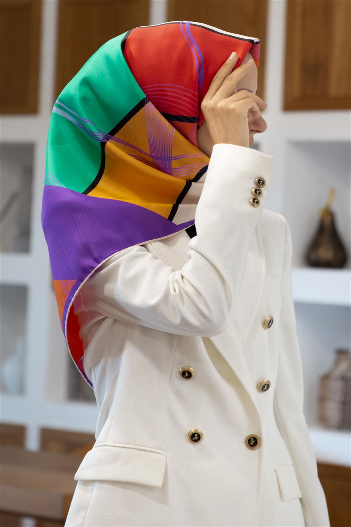 %100 Twill İpek Geometrik Desenli Mor - Kırmızı Renkli 90x90 Eşarp Dikim Şekli : El Dikişi