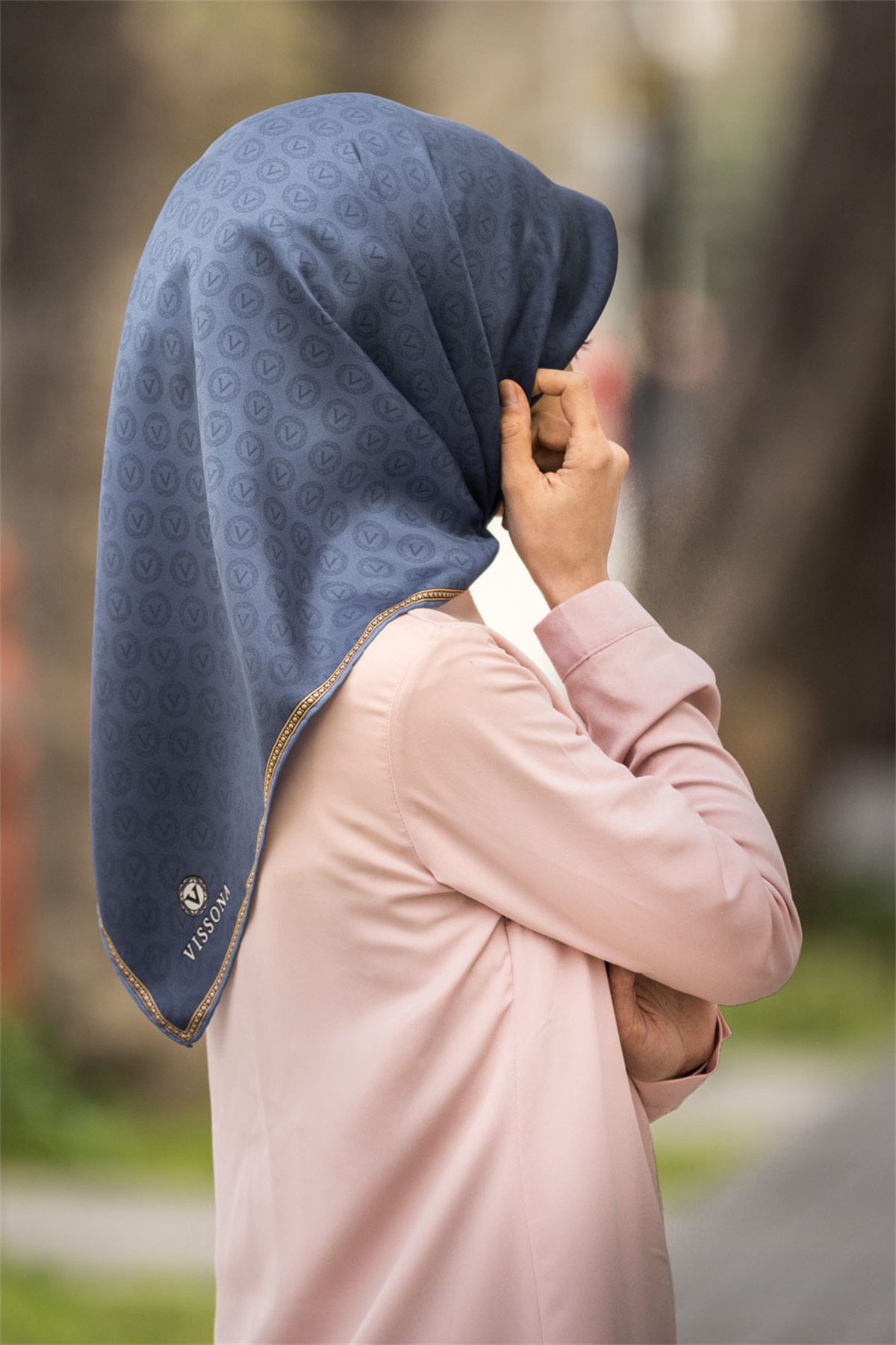 %100 Twill İpek Monogram Desenli İndigo Renkli 90x90 Eşarp Dikim Şekli : El Dikişi