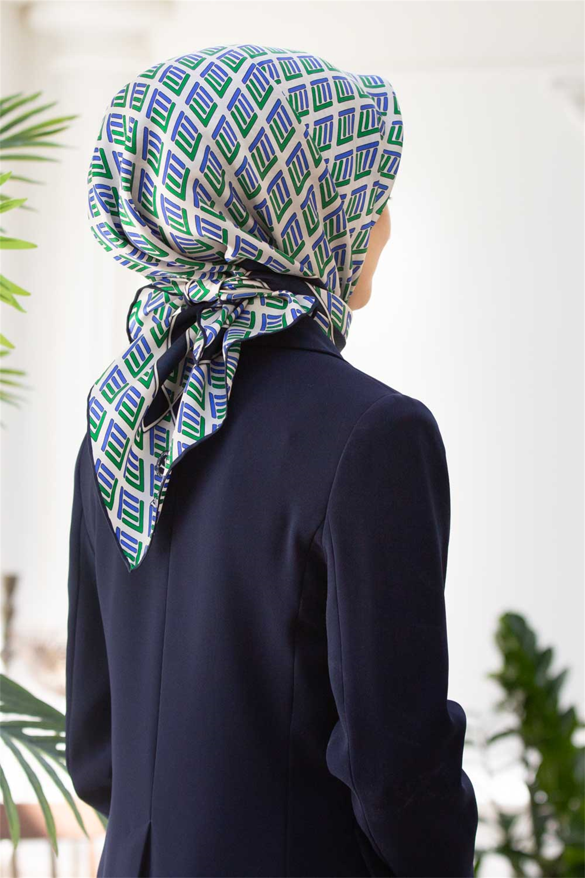 % 57 İPEK % 43 VİSKON Twill İpek Geometrik Desenli Saks - Zümrüt Yeşili Renkli 90x90 Eşarp Dikim Şekli : El Dikişi