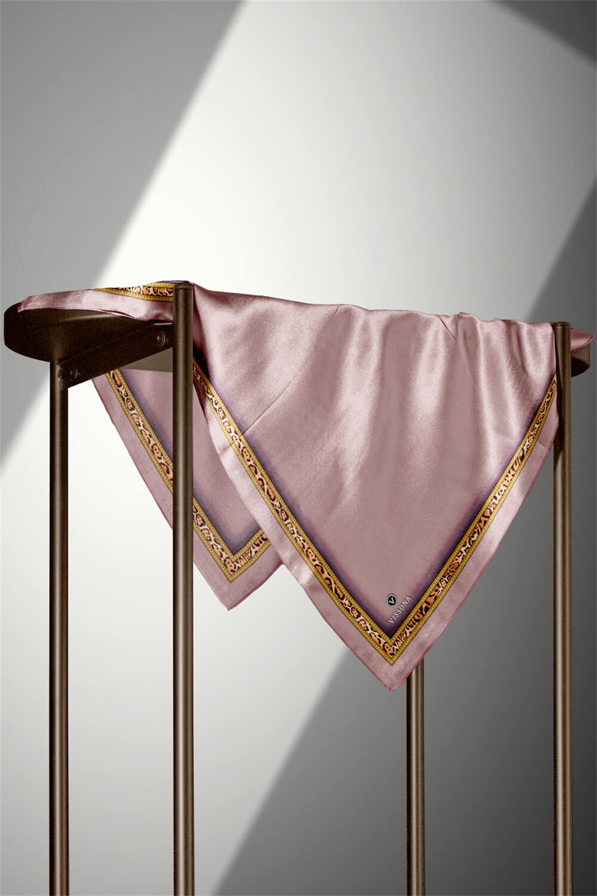 %100 Twill İpek Bordürü Leoparlı Düz Desenli Pudra - Gold Renkli 90x90 Eşarp Dikim Şekli : El Dikişi