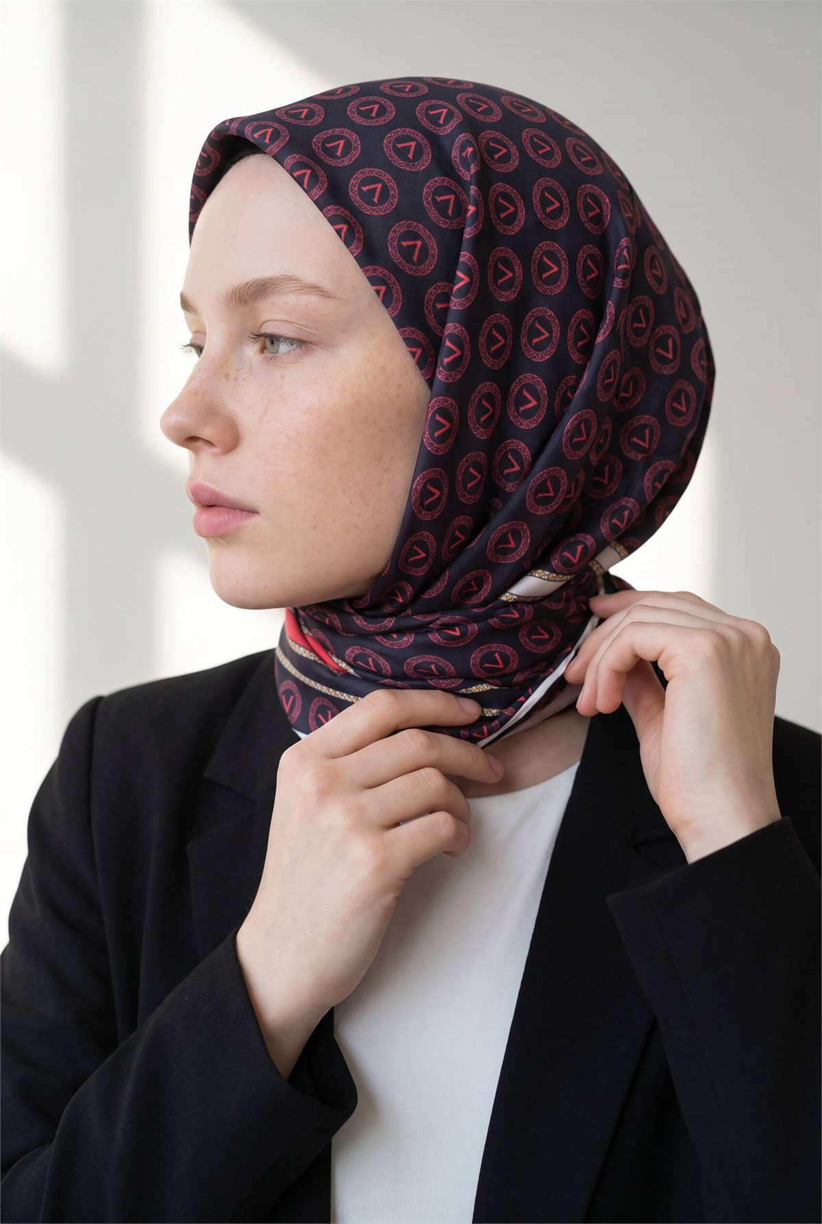 %100 Twill İpek Monogram Desenli Siyah - Bordo Renkli 90x90 Eşarp Dikim Şekli : El Dikişi