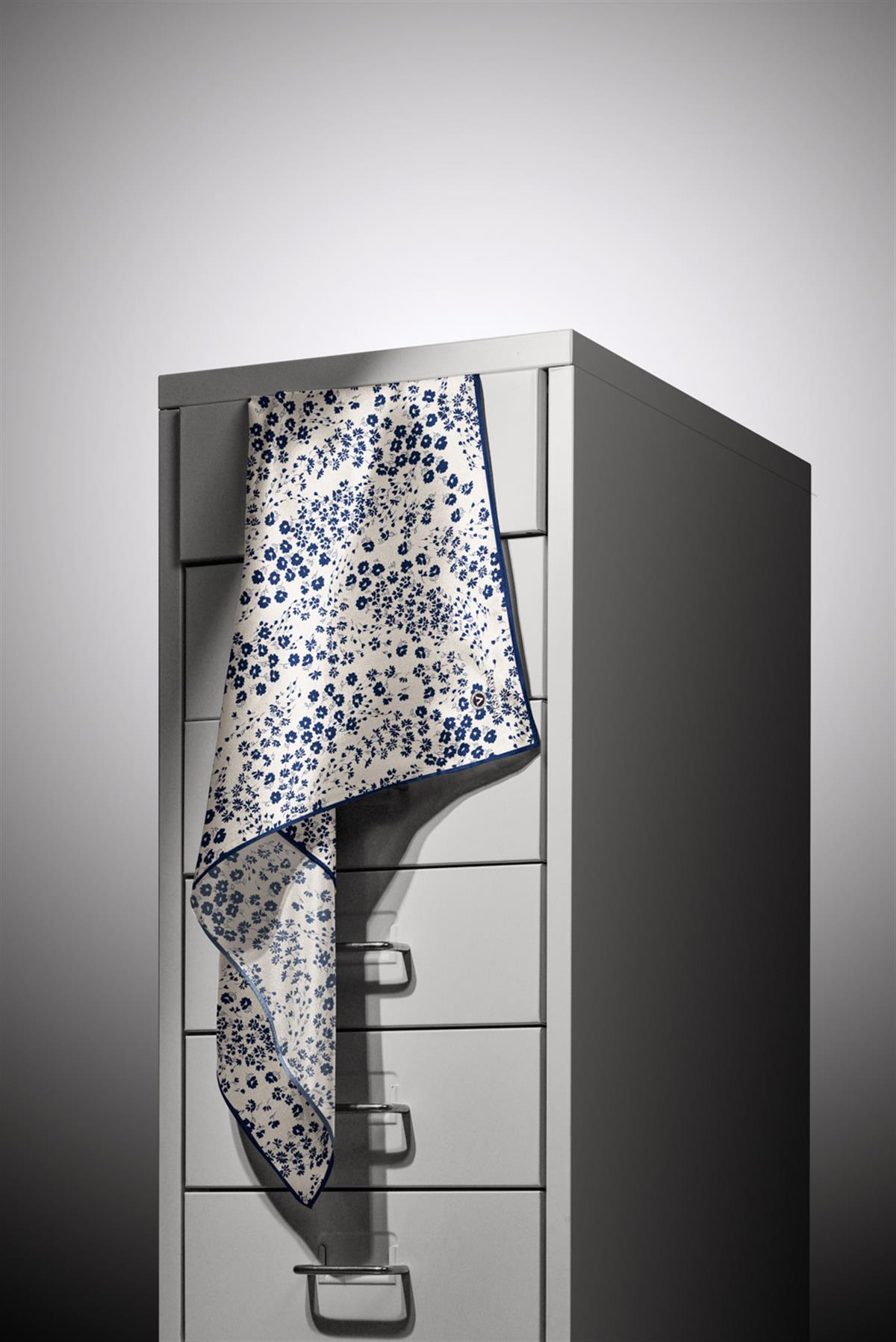 %100 Twill İpek Çıtır Çiçek Desenli Krem - Lacivert Renkli 90x90 Eşarp Dikim Şekli : El Dikişi