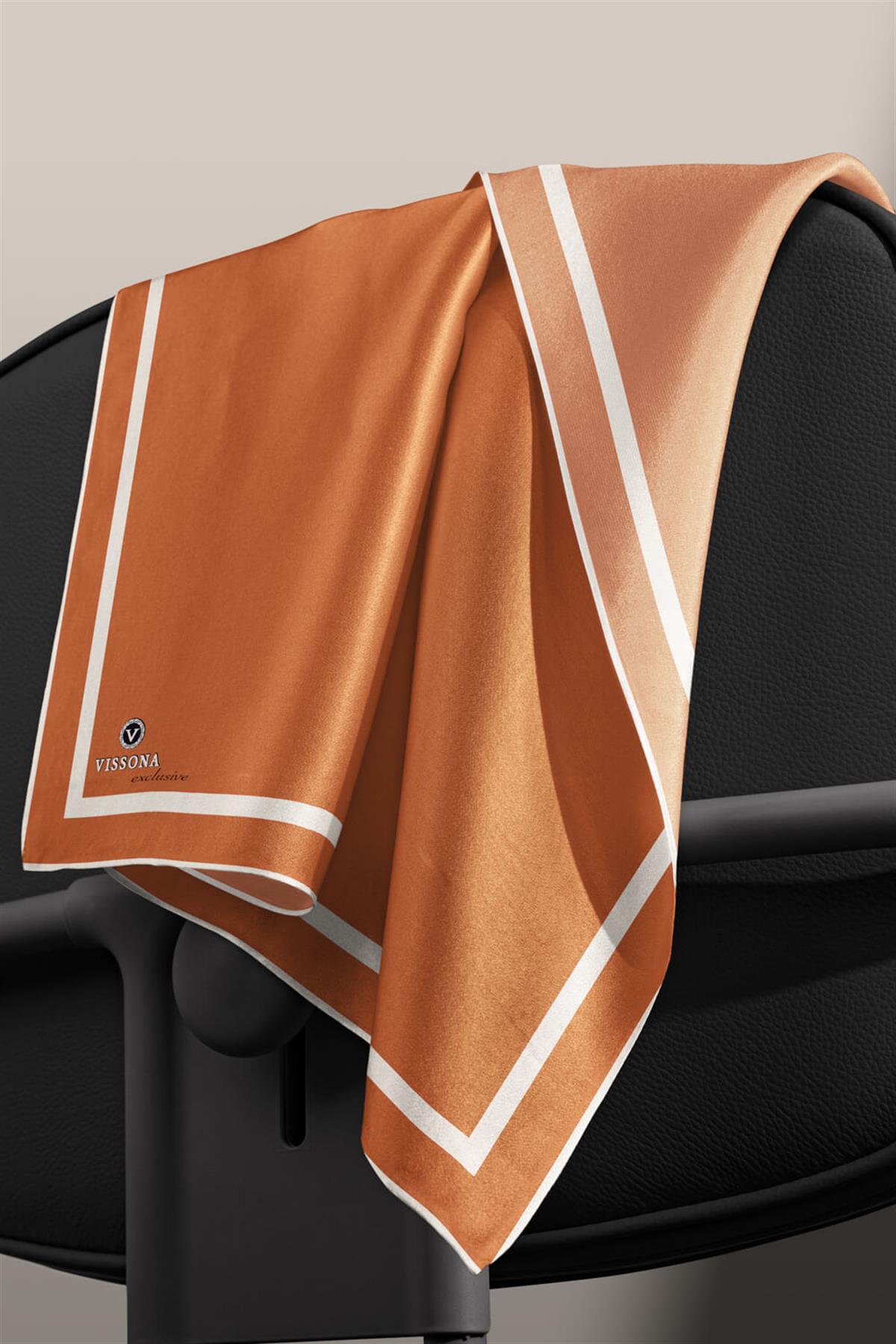 100% Twill İpek Düz Renk Bordür Desenli Taba - Krem Renkli Daha Tok Exclusive Serisi 90x90 Dikim Şekli : El Dikişi Eşarp