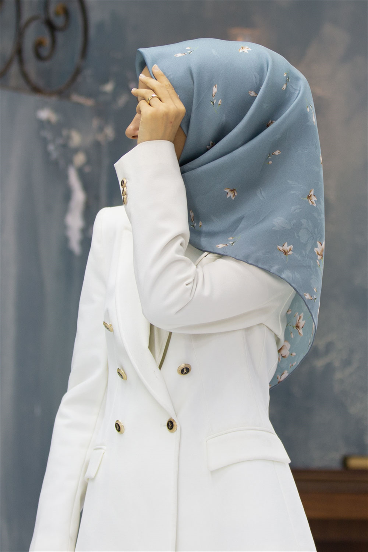 % 57 İPEK % 43 VİSKON  Twill İpek Çiçek Desenli Petrol Yeşili Renkli 90x90 Eşarp Dikim Şekli : El Dikişi