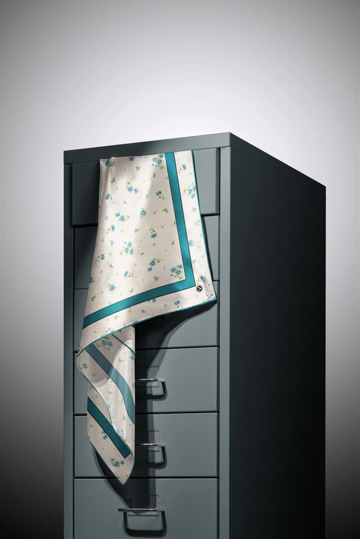 100% Twill İpek Bordürlü Çıtır Çiçek Desenli Petrol Yeşili Renkli 90x90 Dikim Şekli : El Dikişi Eşarp