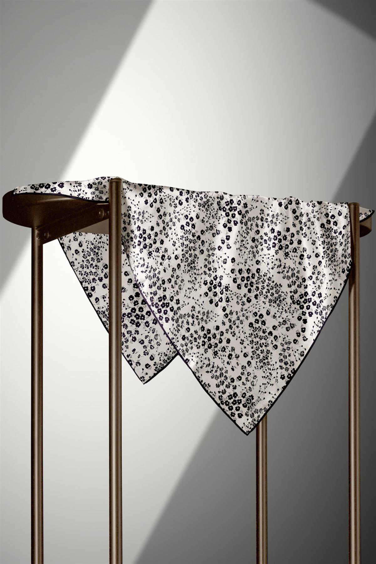 %100 Twill İpek Çıtır Çiçek Desenli Krem - Siyah Renkli 90x90 Eşarp Dikim Şekli : El Dikişi