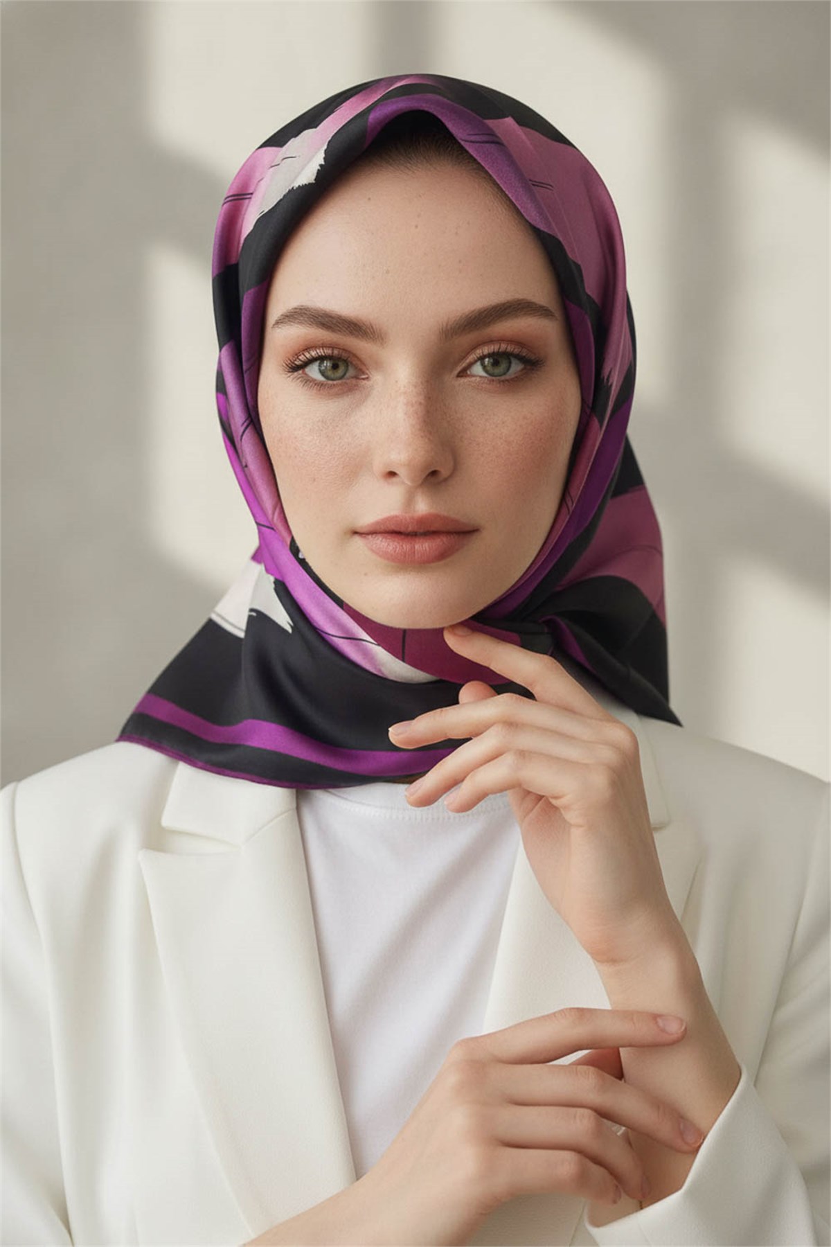 %100 Twill İpek Geometrik Fırça İzi Desenli Siyah - Mürdüm Renkli 90x90 Eşarp Dikim Şekli : El Dikişi