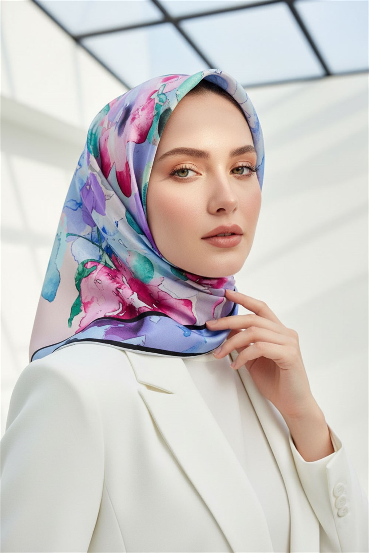 % 57 İPEK % 43 VİSKON Twill İpek Sulu Boyalı Çiçek Desenli Bebe Mavisi - Pembe Renkli 90x90 Eşarp Dikim Şekli : El Dikişi