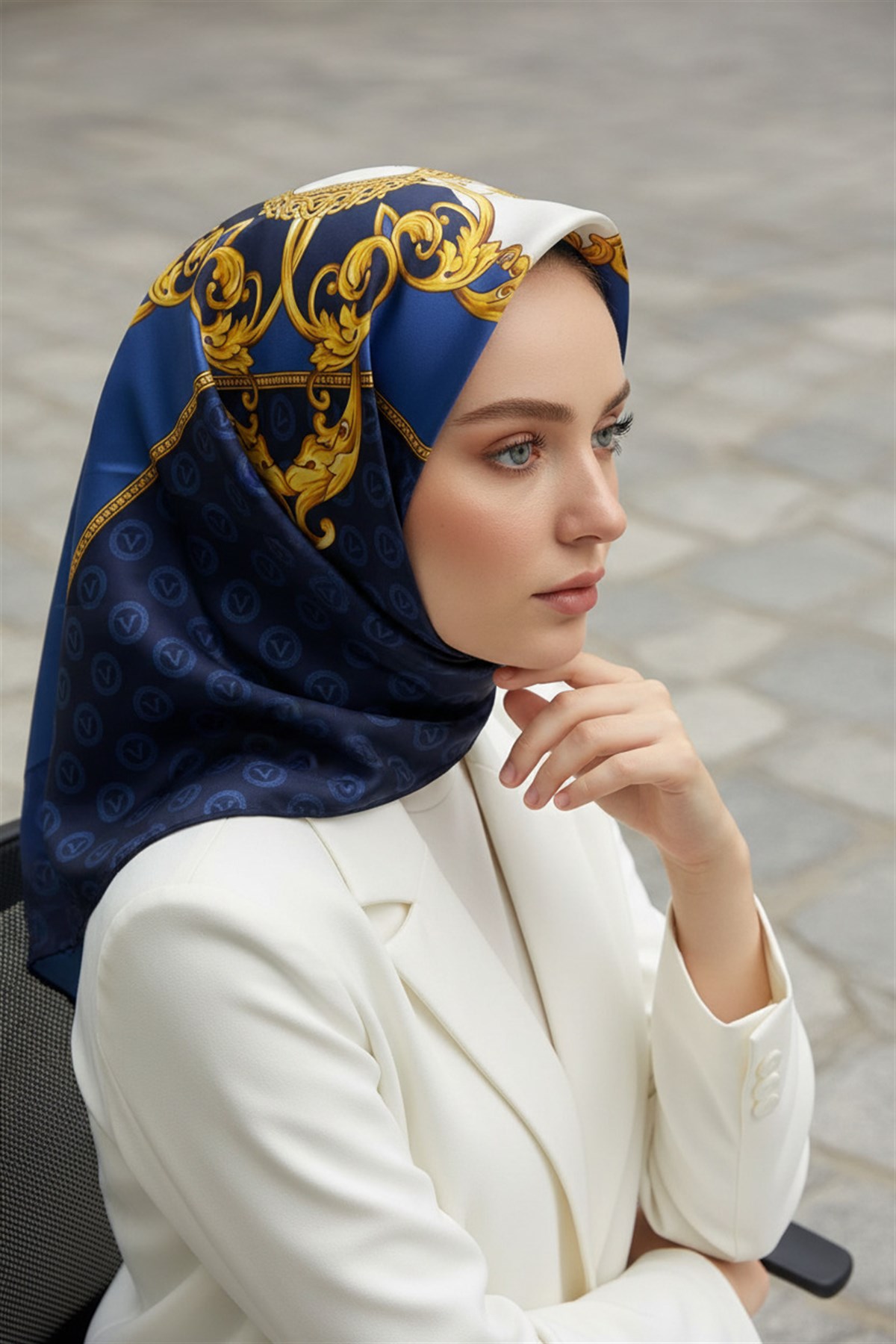 %100 Twill İpek Monogram Ve Barok Desenli Lacivert - İndigo  Renkli 90x90 Eşarp Dikim Şekli : El Dikişi