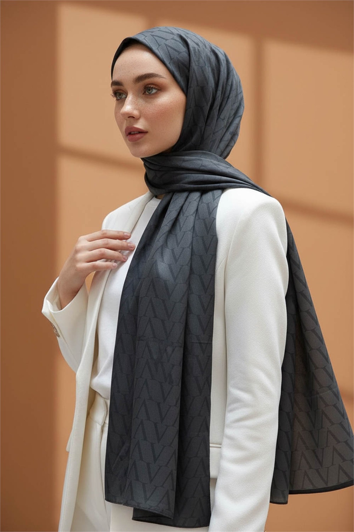 KREP DEGRADELİ MONOGRAM DESENLİ GRİ RENKLİ 75X195 KIRIŞMAZ ŞAL