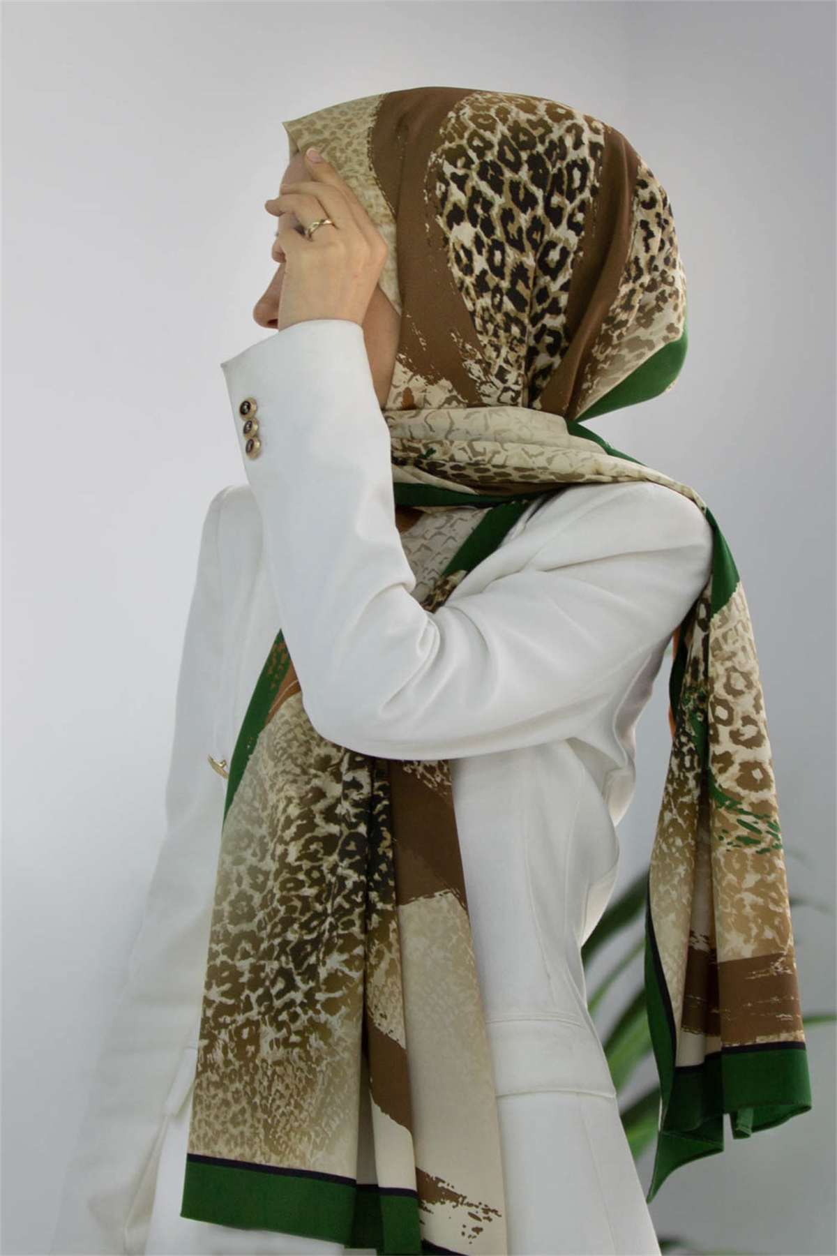 LÜKS MEDİNE İPEĞİ RENKLİ FIRÇA VE LEOPAR DESENLİ ZÜMRÜT YEŞİLİ RENKLİ 75X195 KIRIŞMAZ ŞAL MOSS KREP DİKİŞ TİPİ İTALYAN DİKİŞLİ
