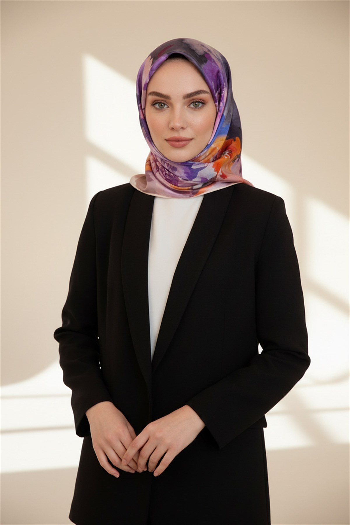 %100 Twill İpek Çiçek  Desenli Krem - Turuncu Renkli 90x90 Eşarp Dikim Şekli : El Dikişi