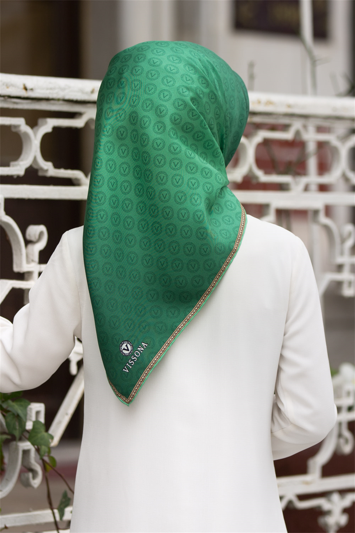 %100 Twill İpek Monogram Desenli Zümrüt Yeşili Renkli 90x90 Eşarp Dikim Şekli : El Dikişi