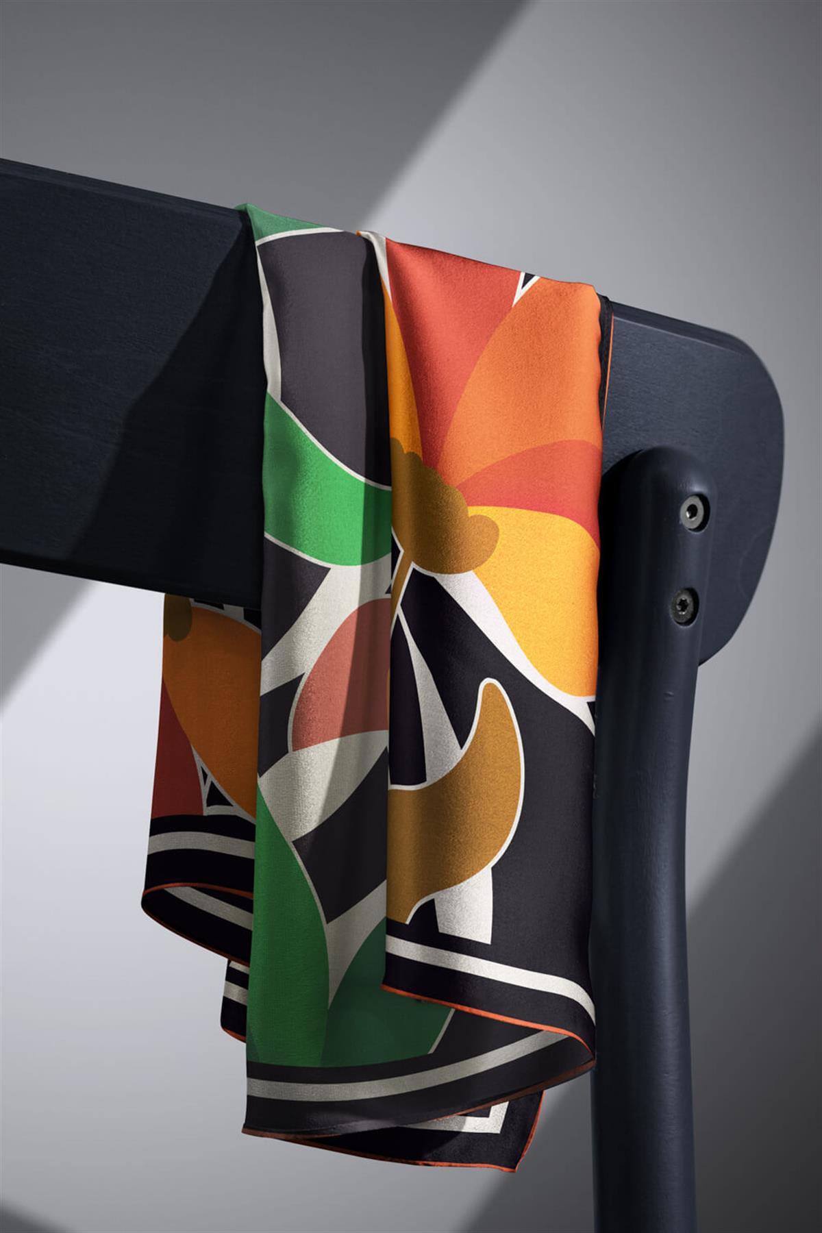 %100 Twill İpek Yaprak Desenli Turuncu - Zümrüt Yeşili Renkli 90x90 Eşarp Dikim Şekli : El Dikişi