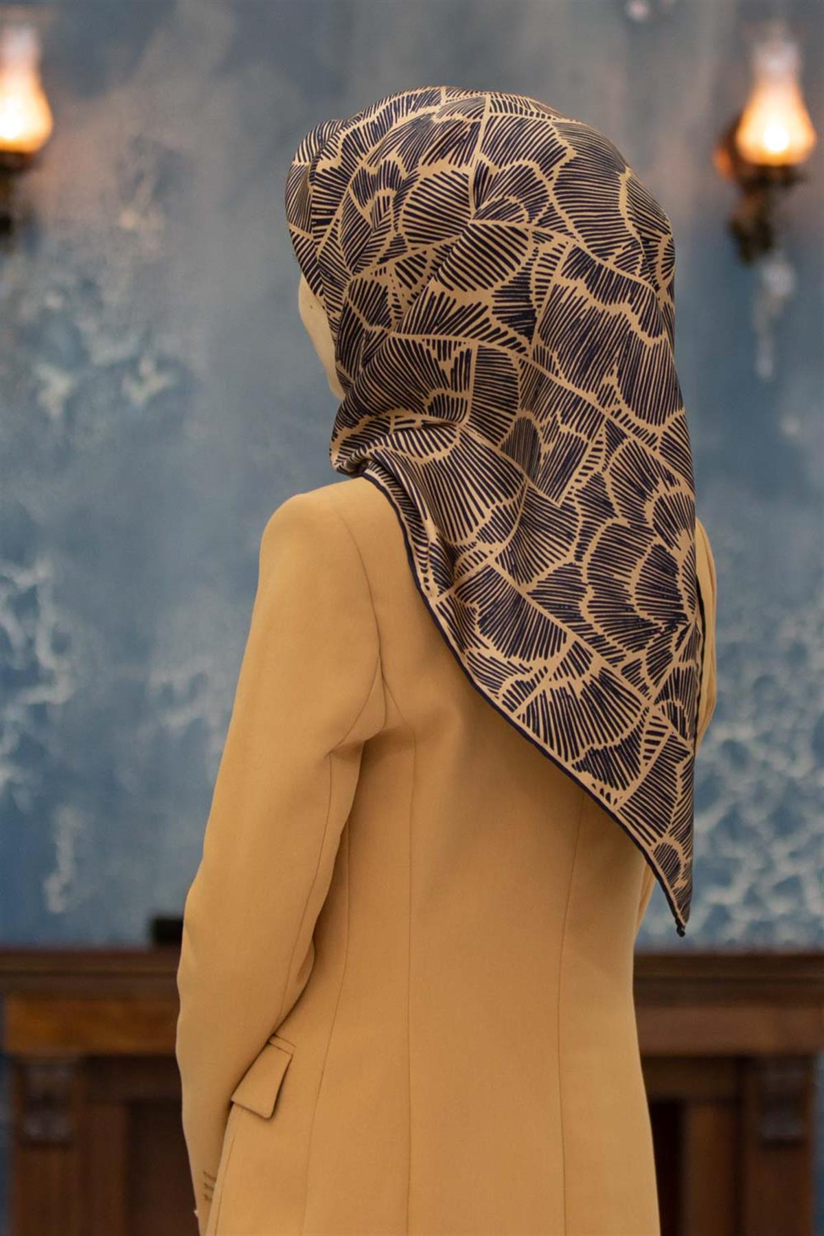 %100 Twill İpek Geometrik Desenli Gold - Siyah Renkli 90x90 Eşarp Dikim Şekli : El Dikişi